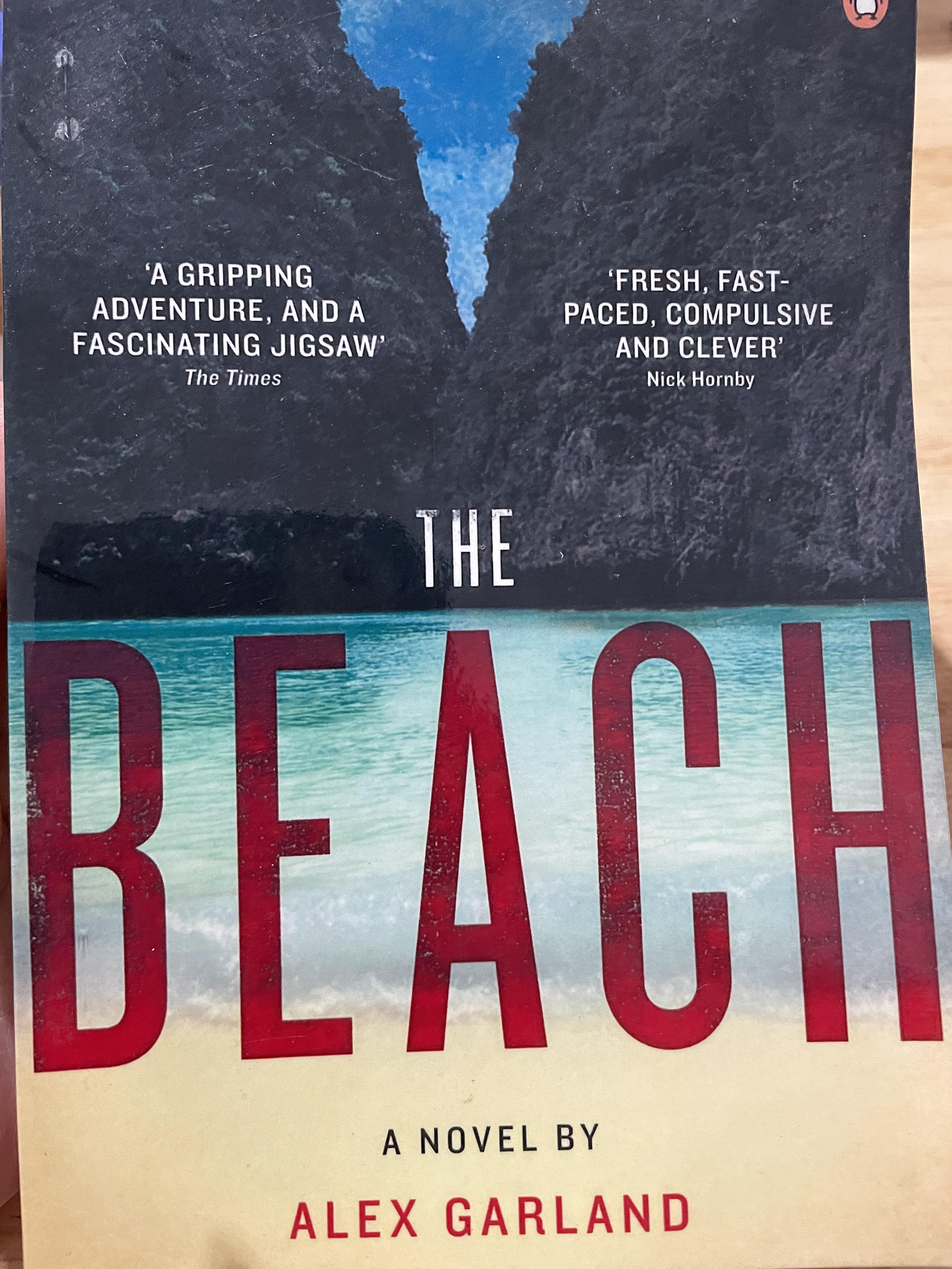 THE. BEACH. A. GRIPPING ADVENTURE AND. A. FASCINATING JIGSAW. FRESH , FAST-PACED. COMPULSIVE. AND CLEVER A NOVEL BY. ALEX GARLAND 0 กก.