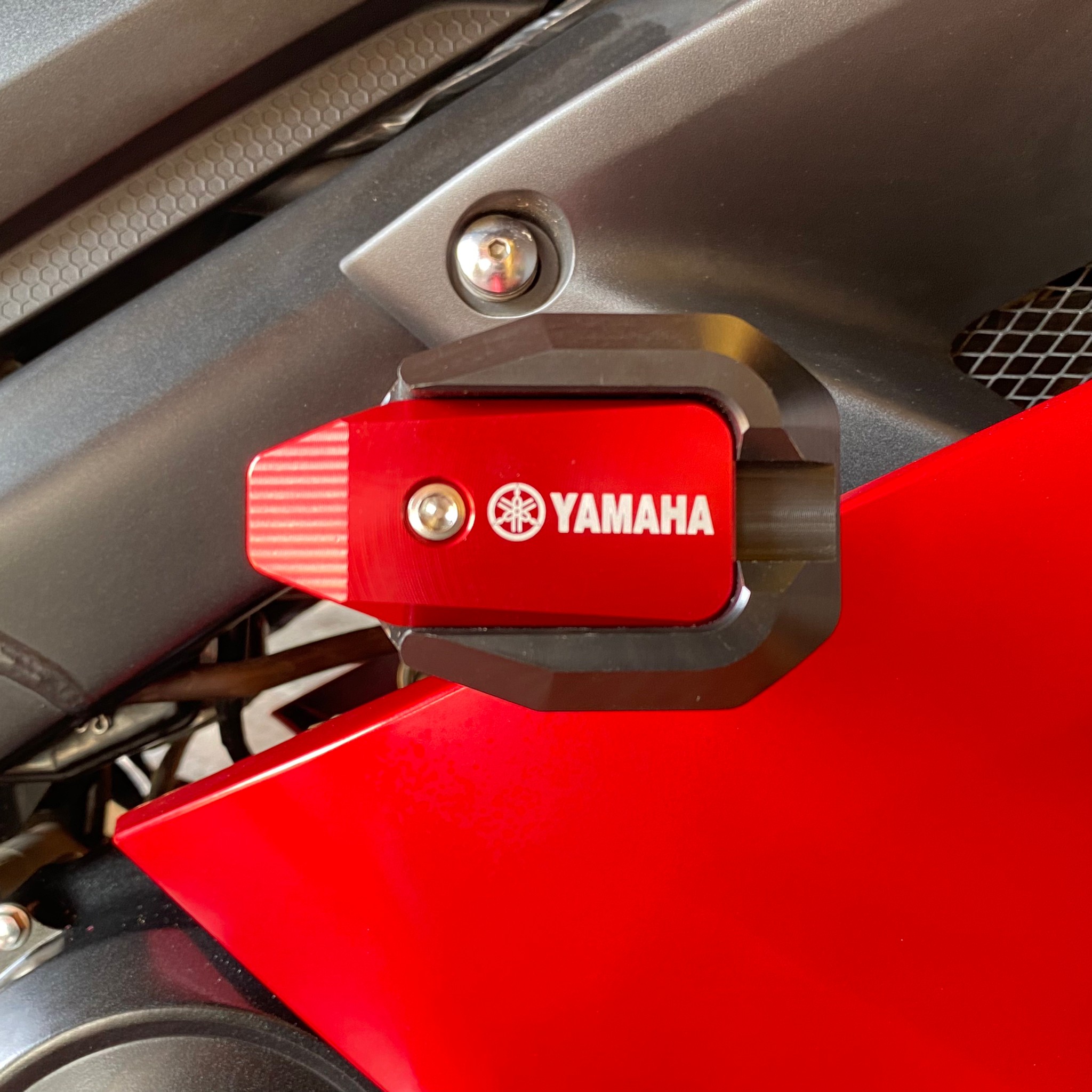 กันล้มข้างเครื่อง YAMAHA R15 V3 ปี2017-2020 งานCNCแข็งแรงทนทาน