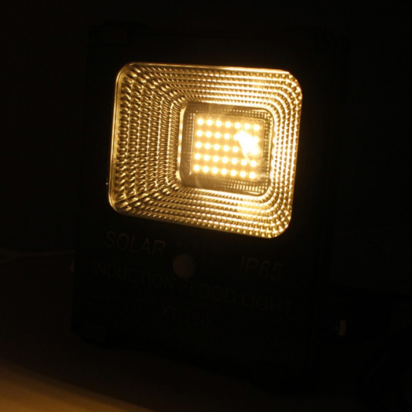 สปอร์ตไลท์ LED โซล่าเซลล์ 100w ยี่ห้อ Iwachi (แสงส้ม)