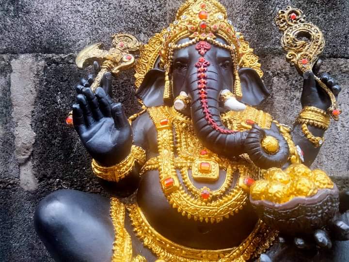 พระพิฆเนศองค์ดำ อภิมหาเศรษฐี ปางราหู ***ลงสีทองเครื่องทรงเต็มองค์ พร้อมประดับเพชรพลอย