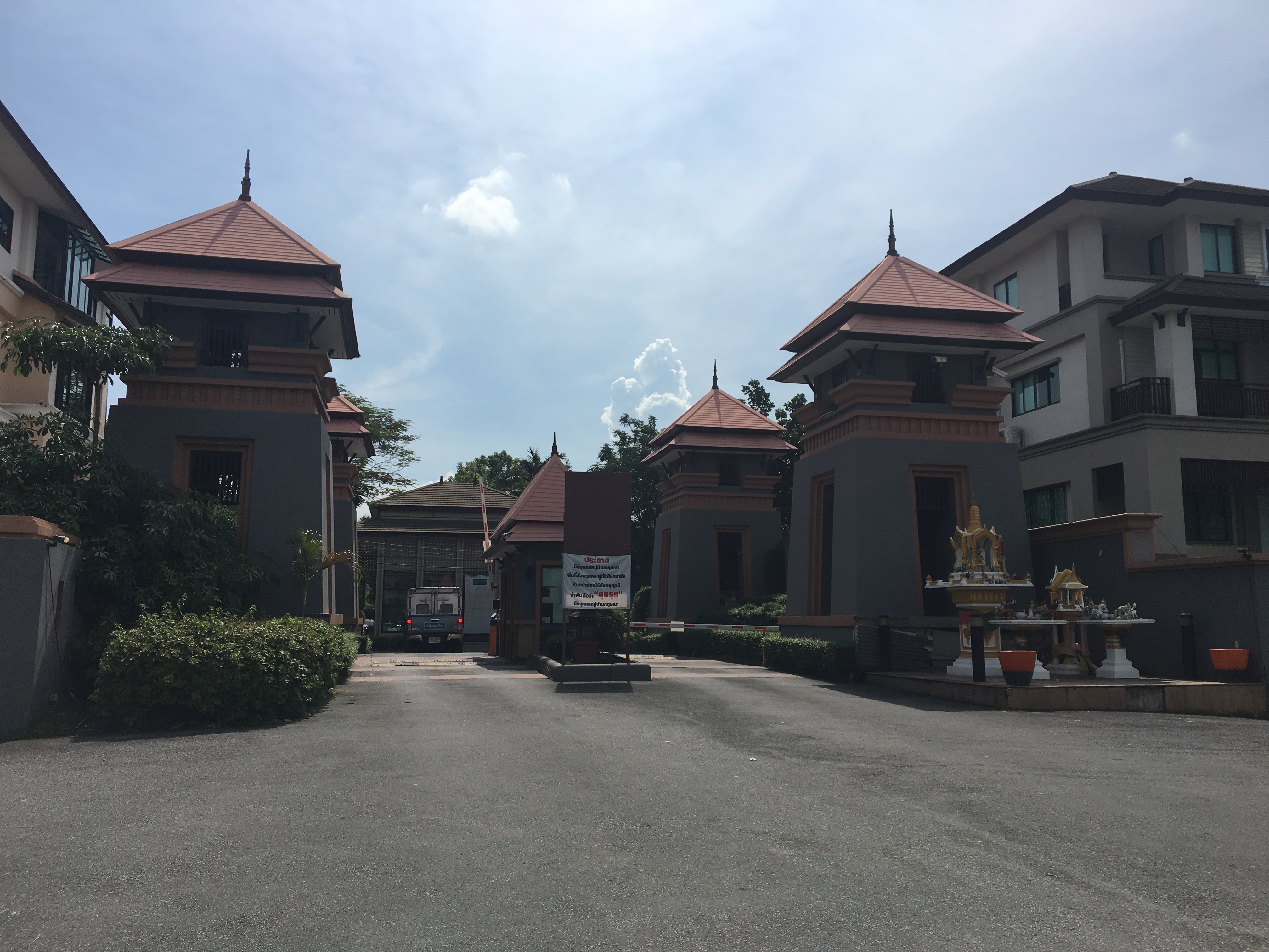 หมู่บ้านกฤษณา พระราม5-กาญจนาภิเษก หลังมุม 79ตรว 3นอน 3น้ำ 1ห้องรับแขก 1ห้องครัวหน้าบ้านไม่ชนใคร จอดรถในบ้านและหน้าบ้านได้หลายคัน โครงการติดถนนกาญจนาภิเษก (แยกวงเวียนพระราม 5 โลตัสบางใหญ่) บ้านกฤษณา ถนนกาญจนาภิเษก ตำบลบางคูเวียง อำเภอบางกรวย จังหวัดนนทบุรี