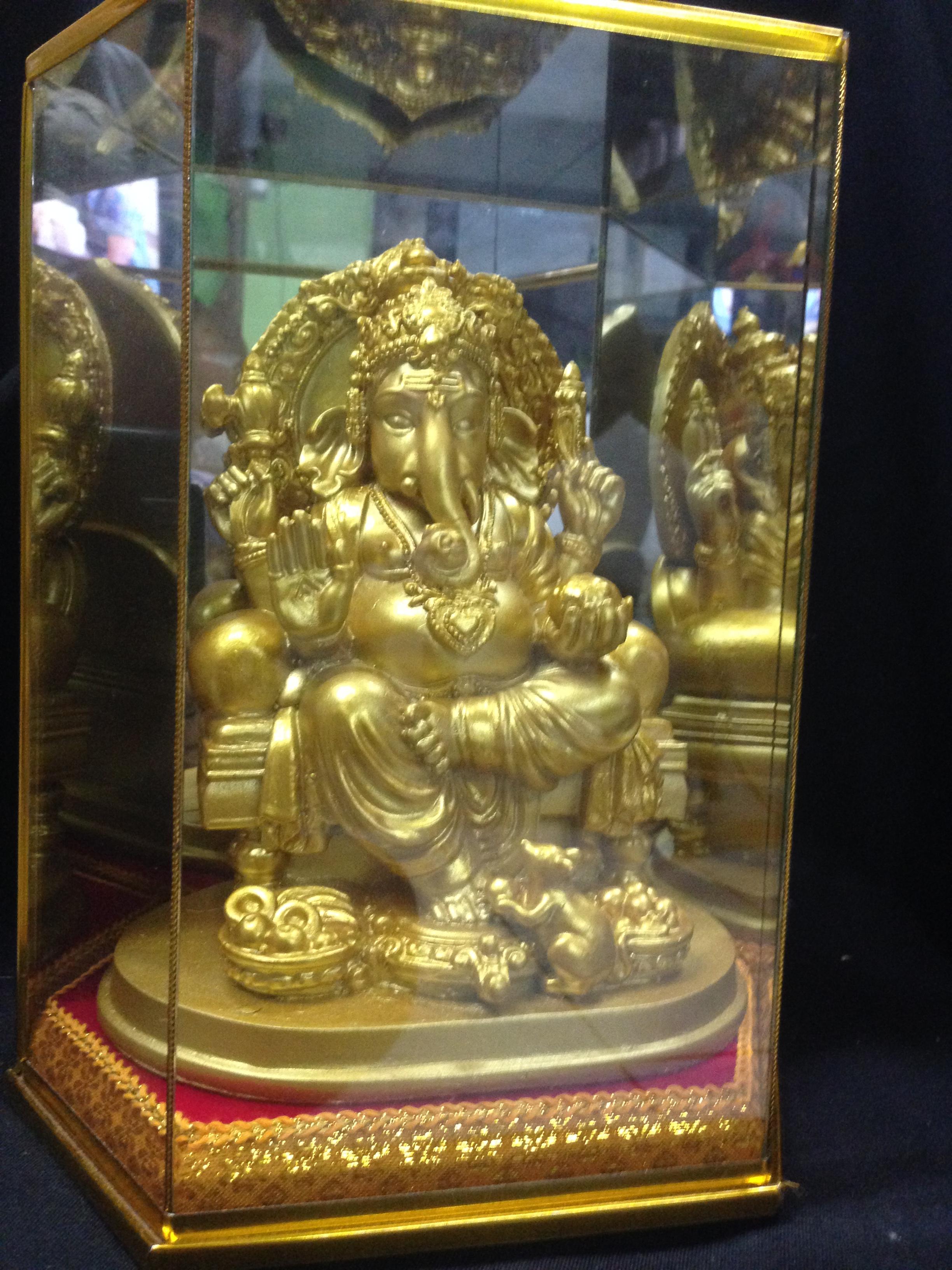 พระพิฆเนศ ปางนั่งบัลลังก์ สีทอง