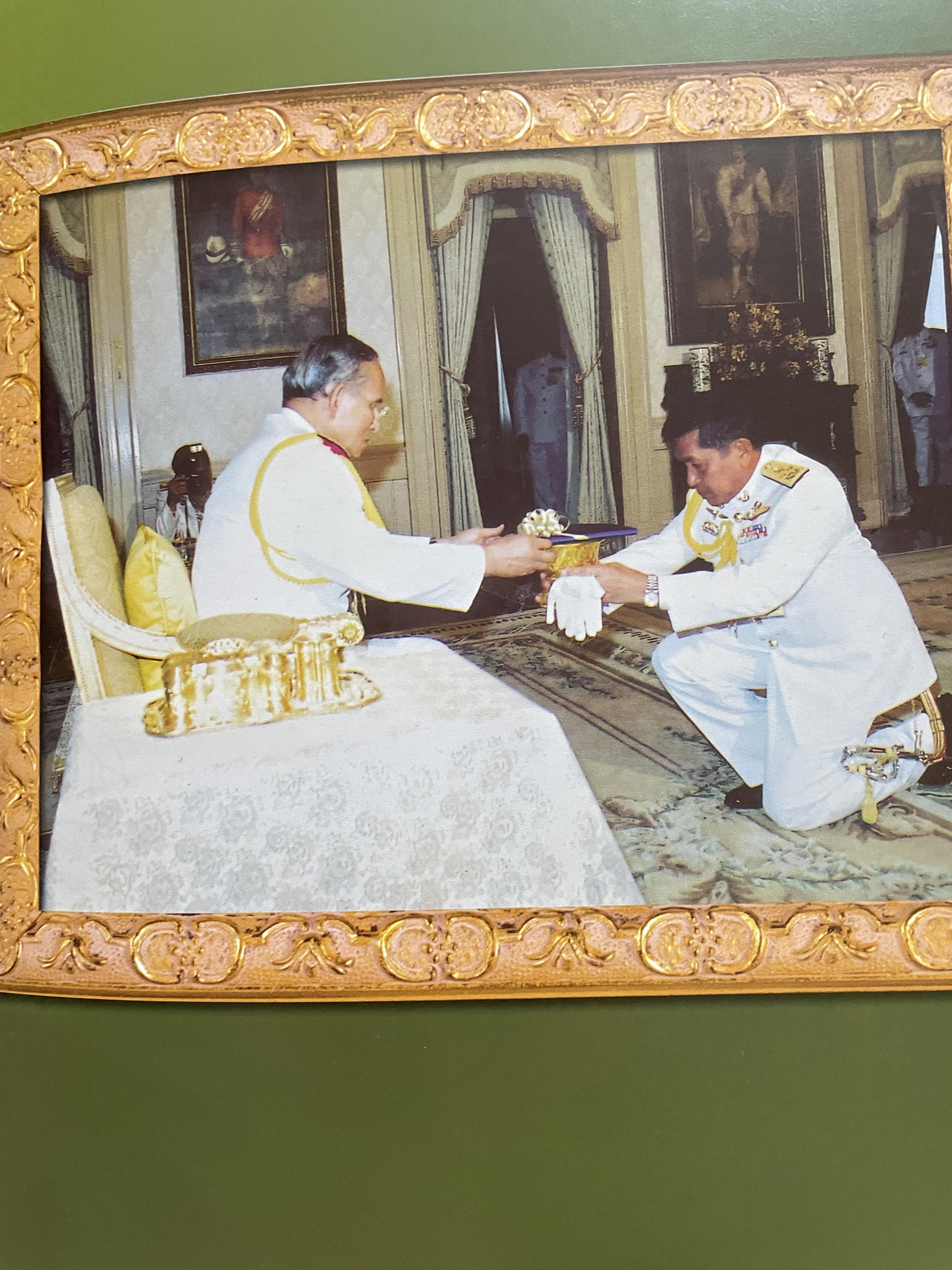 ขีวิตและผลงาน พลเอก สนธิ บุญยรัตกลิน ผู้บัญชาการทหารบก(และหัวหน้าคณะปฎิรูปการปกครองในระบอบประชาธิปไตยอันมีพระมหากษัตริย์เป็นประมุข และคำสั่งทั้งหมดของคณะปฎิรูปการปกครอง ฯ) 5 กก.