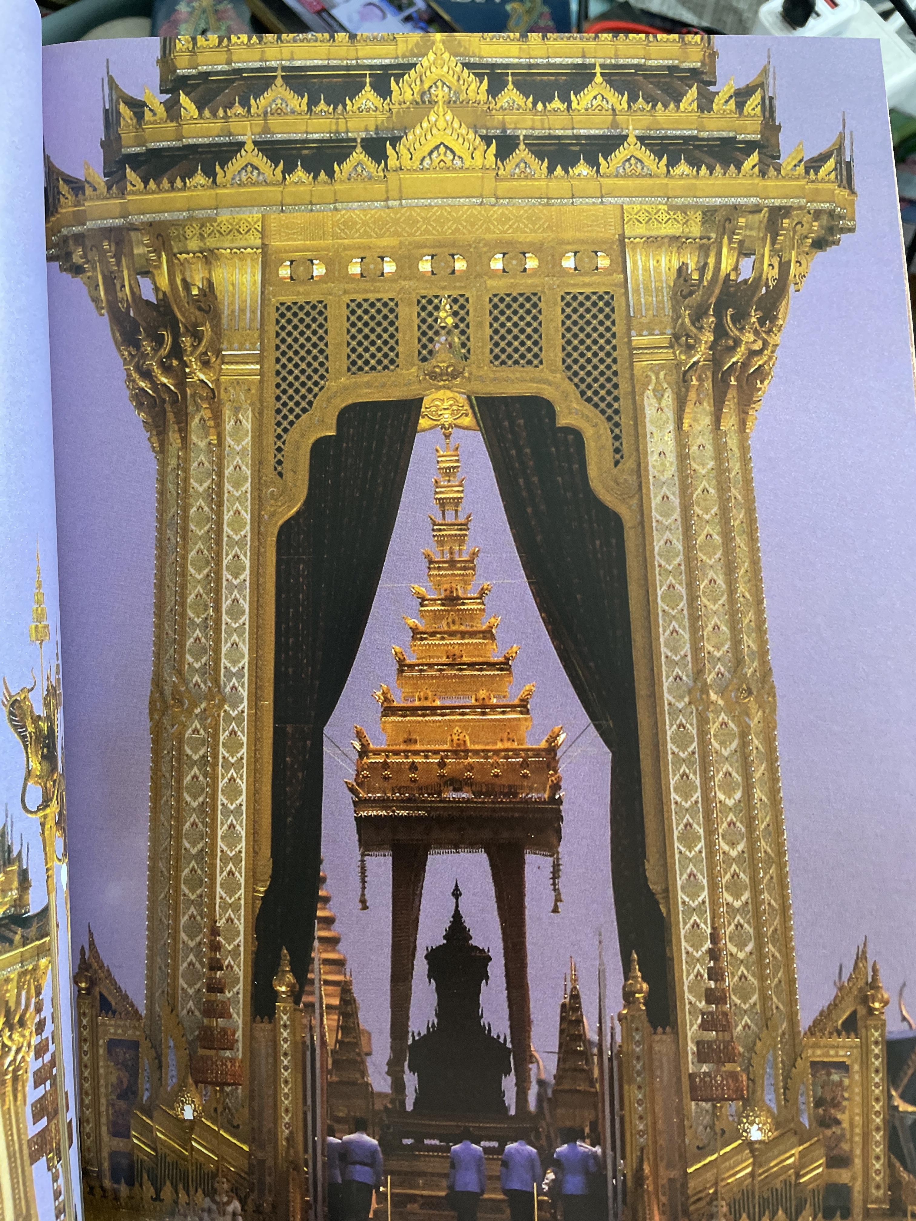 นบพระภูมิบาล สมุดประชุมภาพงานออกพระเมรุมาศ รัชกาลที่ 9 เดือนตุลาคม พุทธศักราช 2560 ศิลปวัฒนธรรม 3,500 กรัม