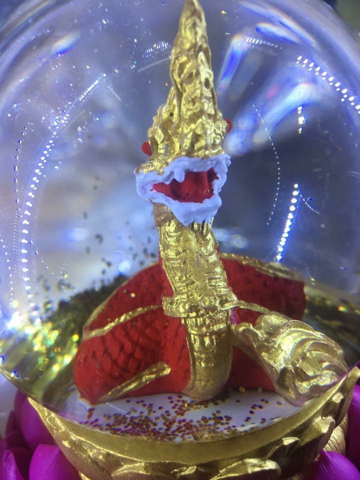 พญานาคในลูกแก้วพร้อมผงทอง