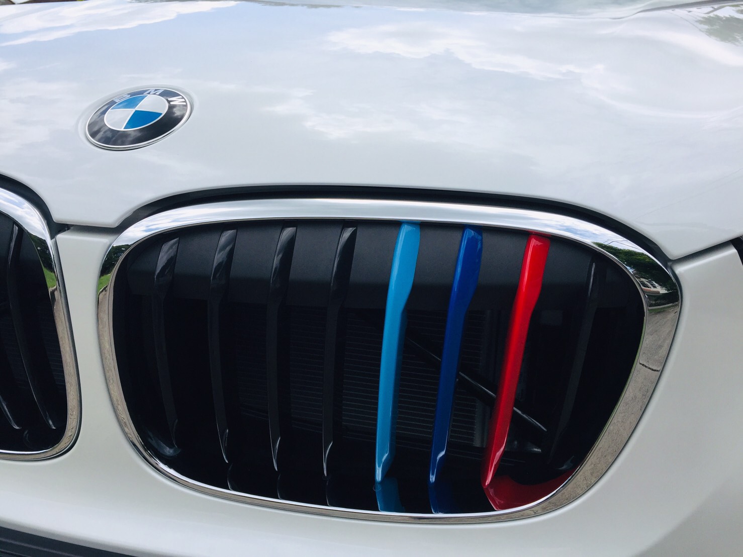 แถบสีพลาสติก M ติดกระจังหน้า BMW X1 F48 / F48 LCI