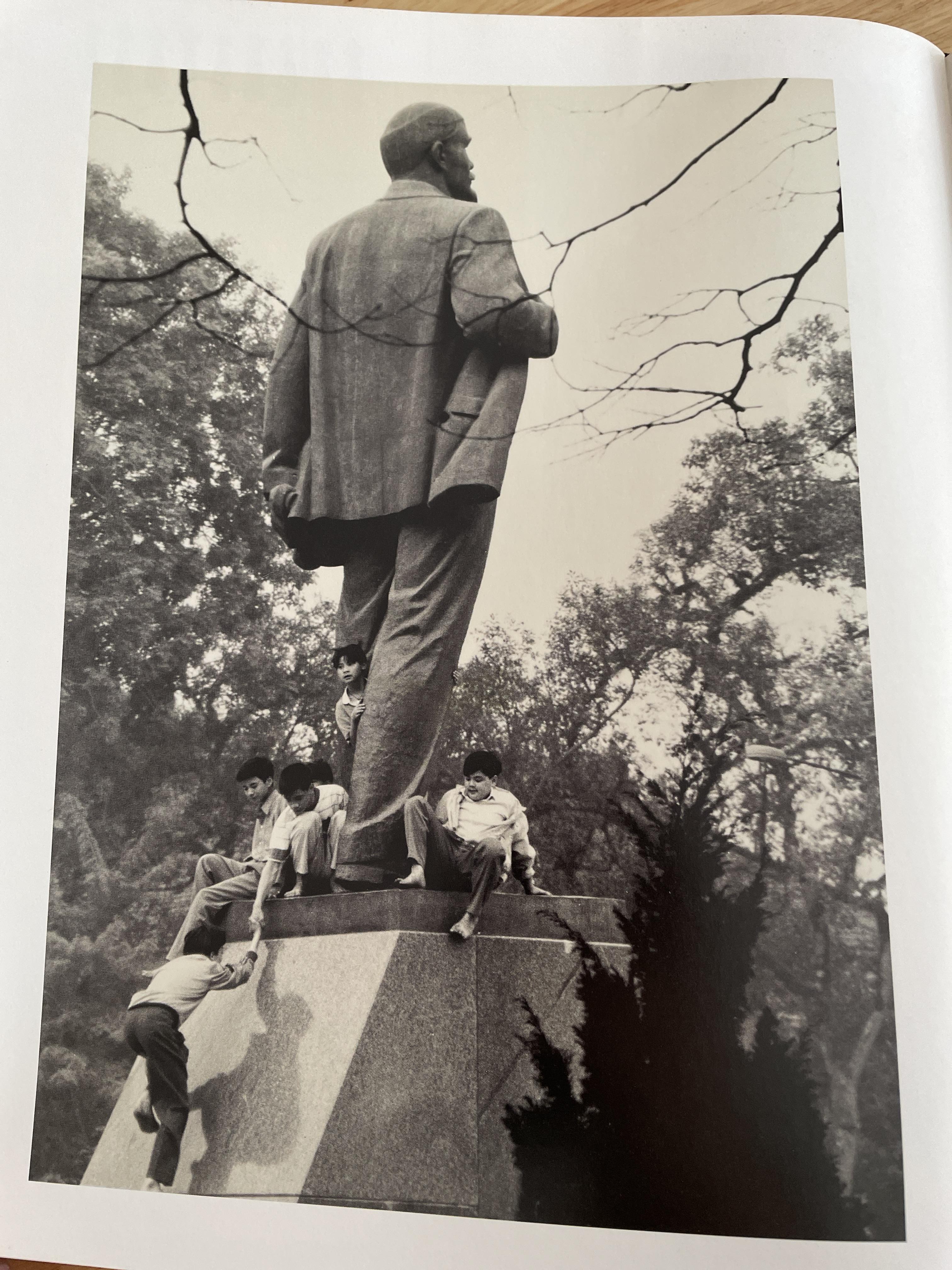 PASSAGE TO. VIETNAM. THROUGH THE. EYES OF SEVENTY PHOTOGRAPHERS. 0 กก.