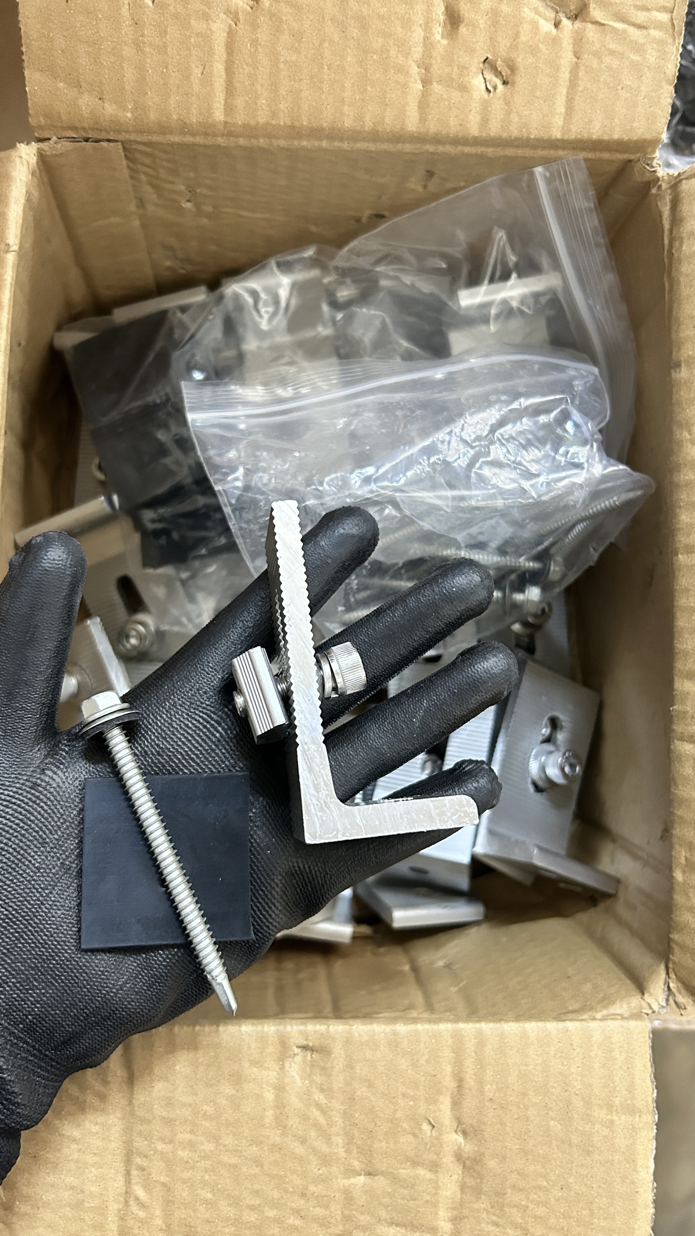 ตัวยึดแผงสำหรับหลังเมทัลชีท L-feet ( screw type)