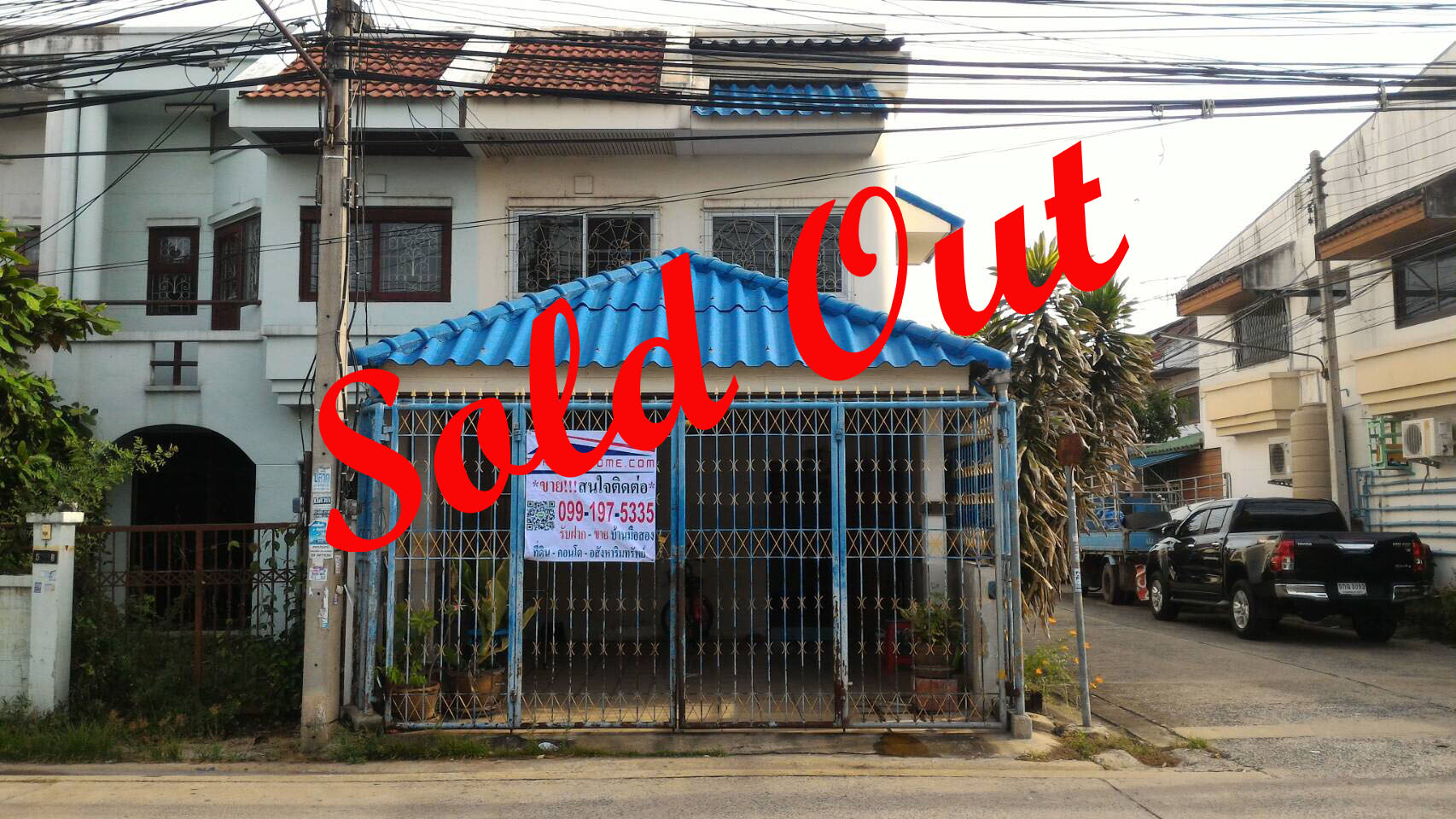 หมู่บ้านทรัพย์กานดา อำเภอเมืองปทุมธานี ทาวน์เฮาส์ 2 ชั้น เนื้อที่ 25 ตรว. 2 ห้องนอน 2 ห้องนํ้า *** ห้องมุม ทำเลค้าขายได้ ติถนนหลัก หมู่บ้าน *** ห่างถนนใหญ่เพียง 100 เมตร