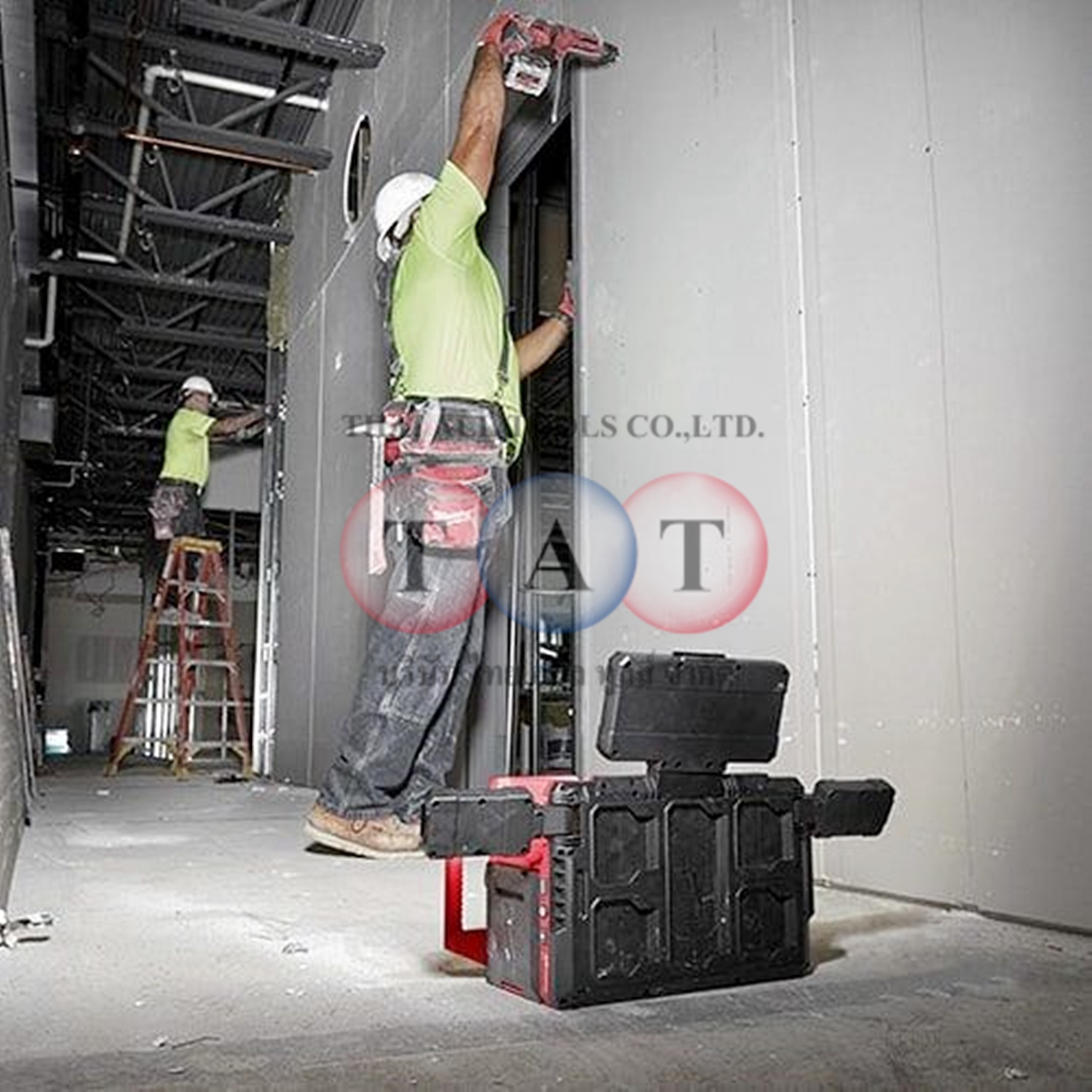 Milwaukee M18 POALC-0 ไฟสนามและแท่นชาร์จไร้สาย | สว่างจ้า ชาร์จไว ใช้งานยาวนาน