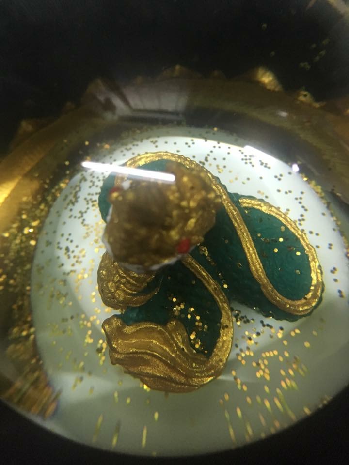 พญานาคในลูกแก้วพร้อมผงทอง