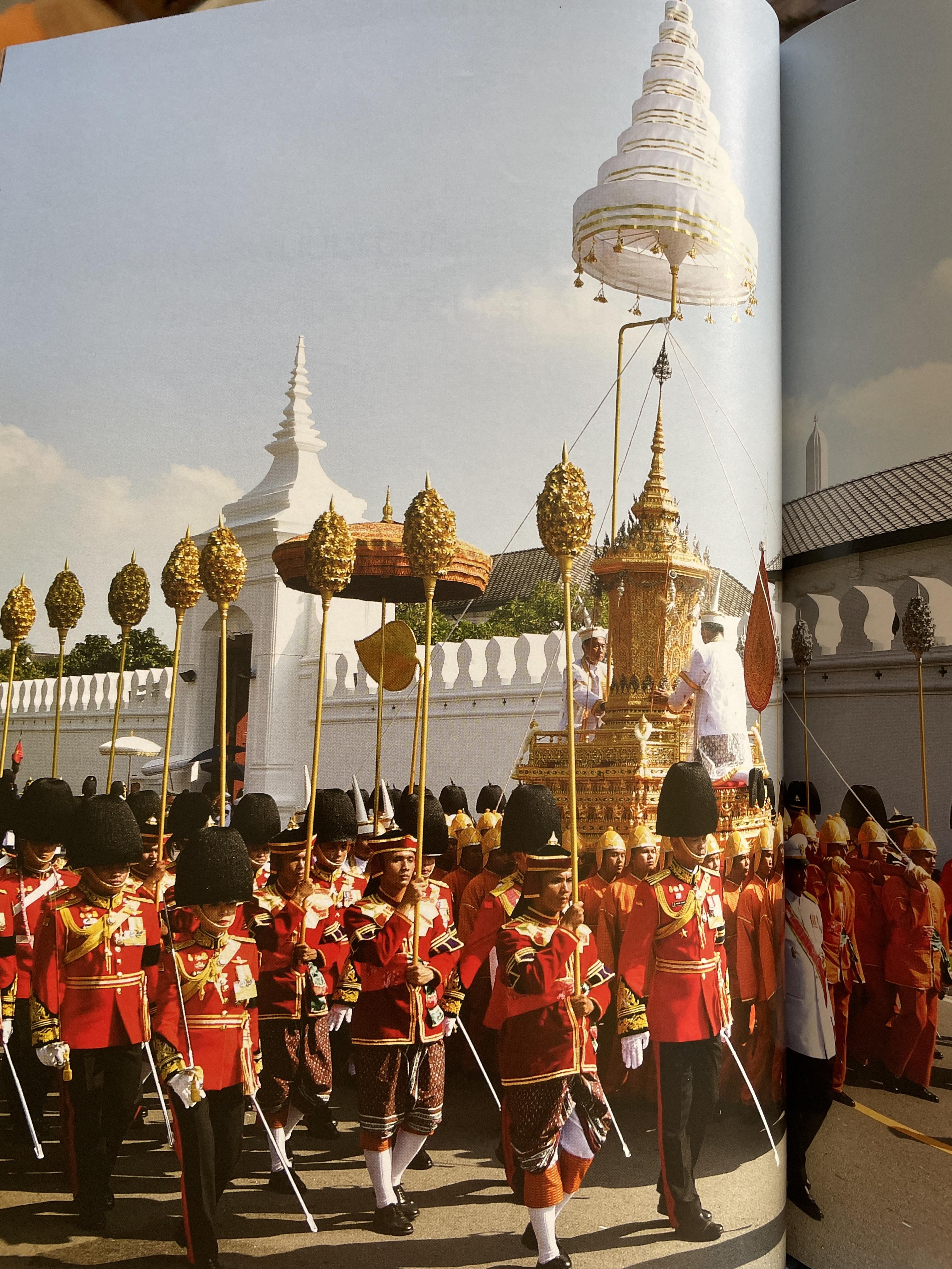 นบพระภูมิบาล สมุดประชุมภาพงานออกพระเมรุมาศ รัชกาลที่ 9 เดือนตุลาคม พุทธศักราช 2560 ศิลปวัฒนธรรม 3,500 กรัม