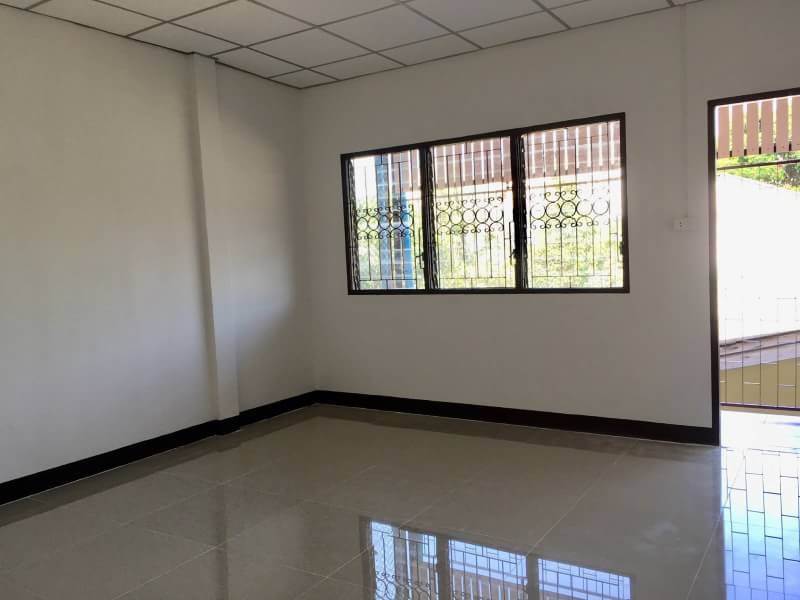 บ้านหลังตลาดปากเกร็ด ทาวน์เฮ้าส์ 2 ชั้น ตัวบ้านลมพัดผ่านดีมาก พื้นที่ 16 ตรว. 2 ห้องนอน 2 ห้องน้ำ 1 ห้องครัวเคาเตอร์ซิงค์ 1 โรงรถ 1 จอด ระเบียง หน้า-หลัง