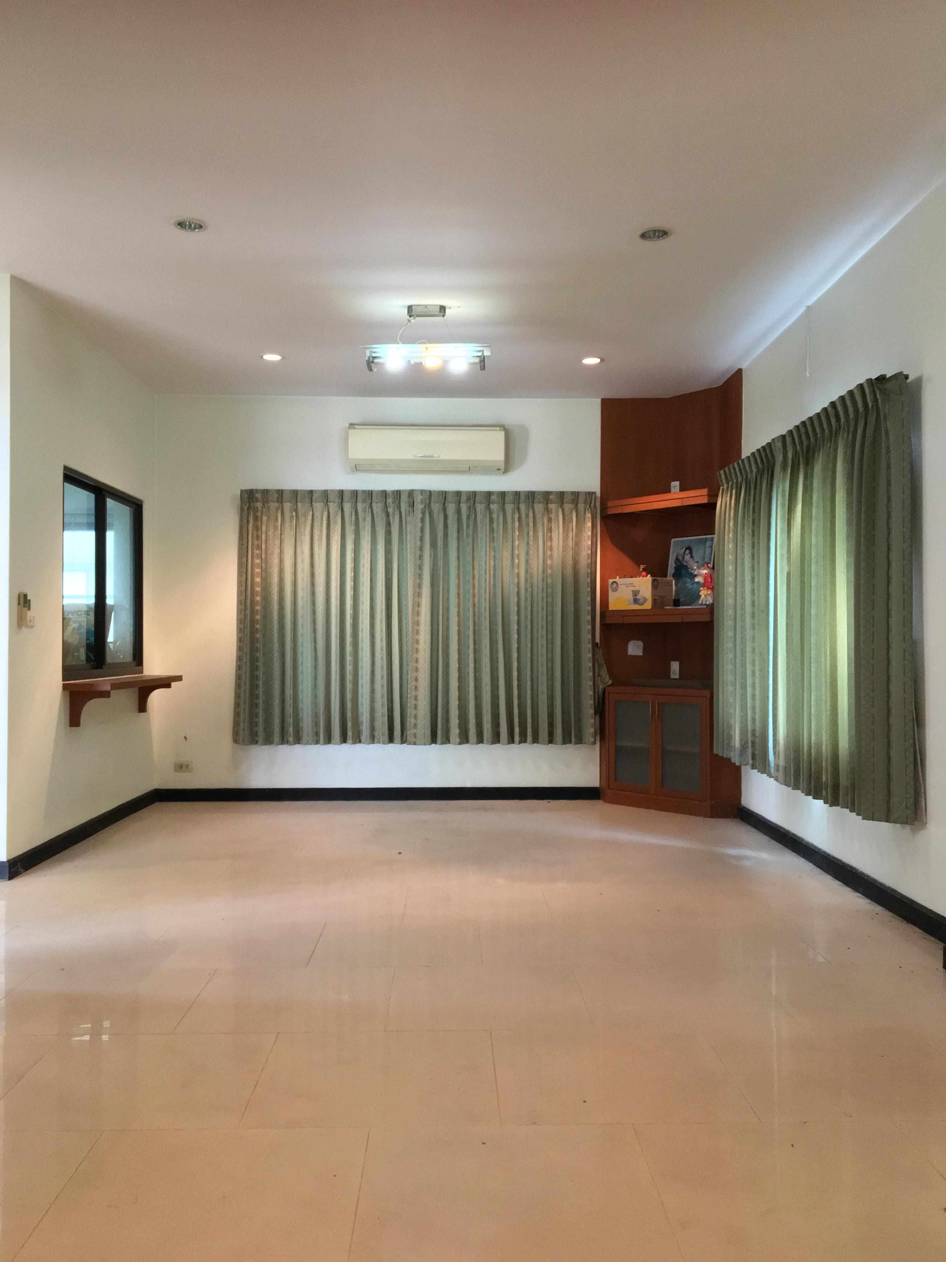 หมู่บ้านกฤษณา พระราม5-กาญจนาภิเษก หลังมุม 79ตรว 3นอน 3น้ำ 1ห้องรับแขก 1ห้องครัวหน้าบ้านไม่ชนใคร จอดรถในบ้านและหน้าบ้านได้หลายคัน โครงการติดถนนกาญจนาภิเษก (แยกวงเวียนพระราม 5 โลตัสบางใหญ่) บ้านกฤษณา ถนนกาญจนาภิเษก ตำบลบางคูเวียง อำเภอบางกรวย จังหวัดนนทบุรี