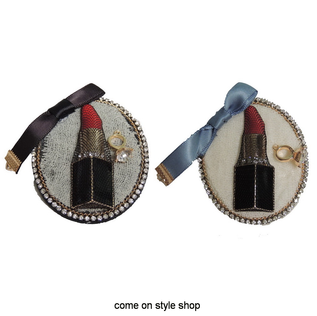 เข็มกลัดแฟชั่นทรงวงรี ลิปสติก โบว์ดำ ประดับคริสตัล Fashion Brooch with Lipstick design