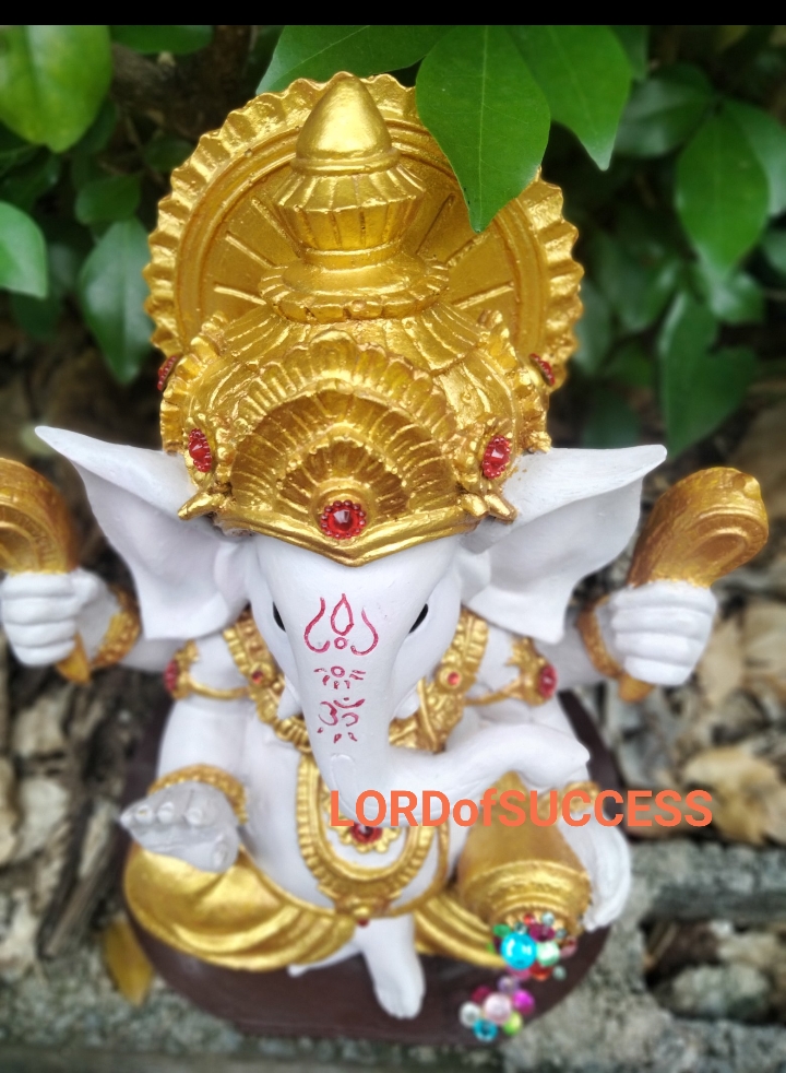 พระพิฆเนศ ปางรีนาโมจัน ปางปลดหนี้สร้างทรัพย์ หูใหญ่งวงใหญ่เรียกทรัพย์มหาศาลองค์สีม่วงอ่อน ทรงเครื่องสีทอง