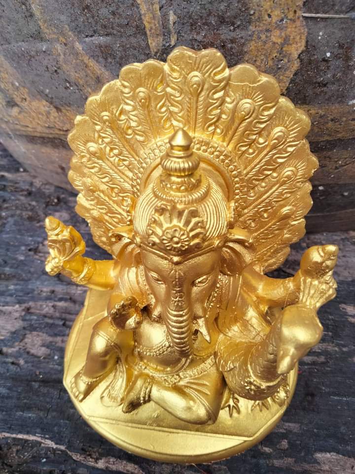(งานสีใหม่)พระพิฆเนศองค์สีทองประทับคู่นกยูง เสริมความสำเร็จด้านความรัก ความสัมพันธ์และมิตรภาพที่ยั่งยืน...!!!