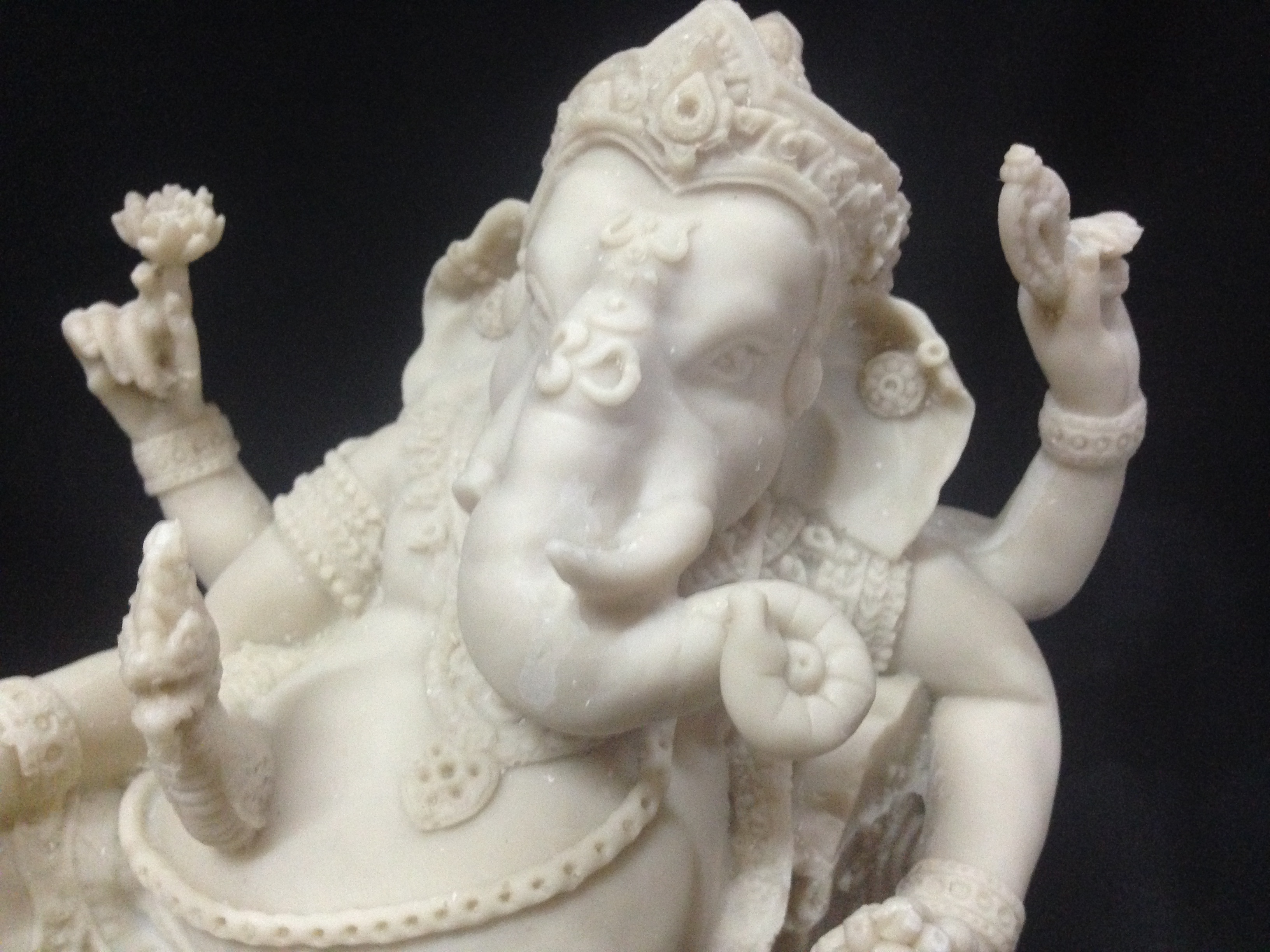 พระพิฆเนศปางนอนเสวยสุข 4 กร เนื้อเรซิ่น สีขาวล้วน