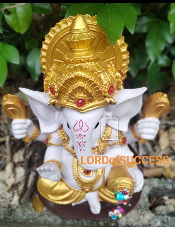 พระพิฆเนศ ปางรีนาโมจัน ปางปลดหนี้สร้างทรัพย์ หูใหญ่งวงใหญ่เรียกทรัพย์มหาศาลองค์สีม่วงอ่อน ทรงเครื่องสีทอง