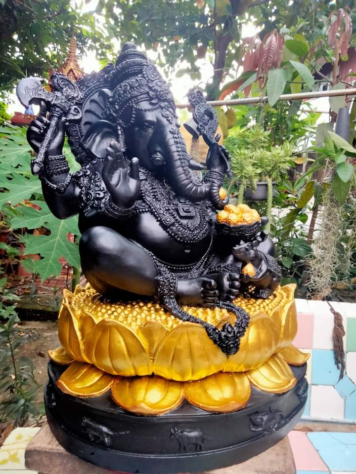 พระพิฆเนศองค์ดำ อภิมหาเศรษฐี ปางราหู เพิ่มสีทองที่ฐานบัว ทำให้องค์ท่านให้ดูเด่น สง่ามากๆครับ