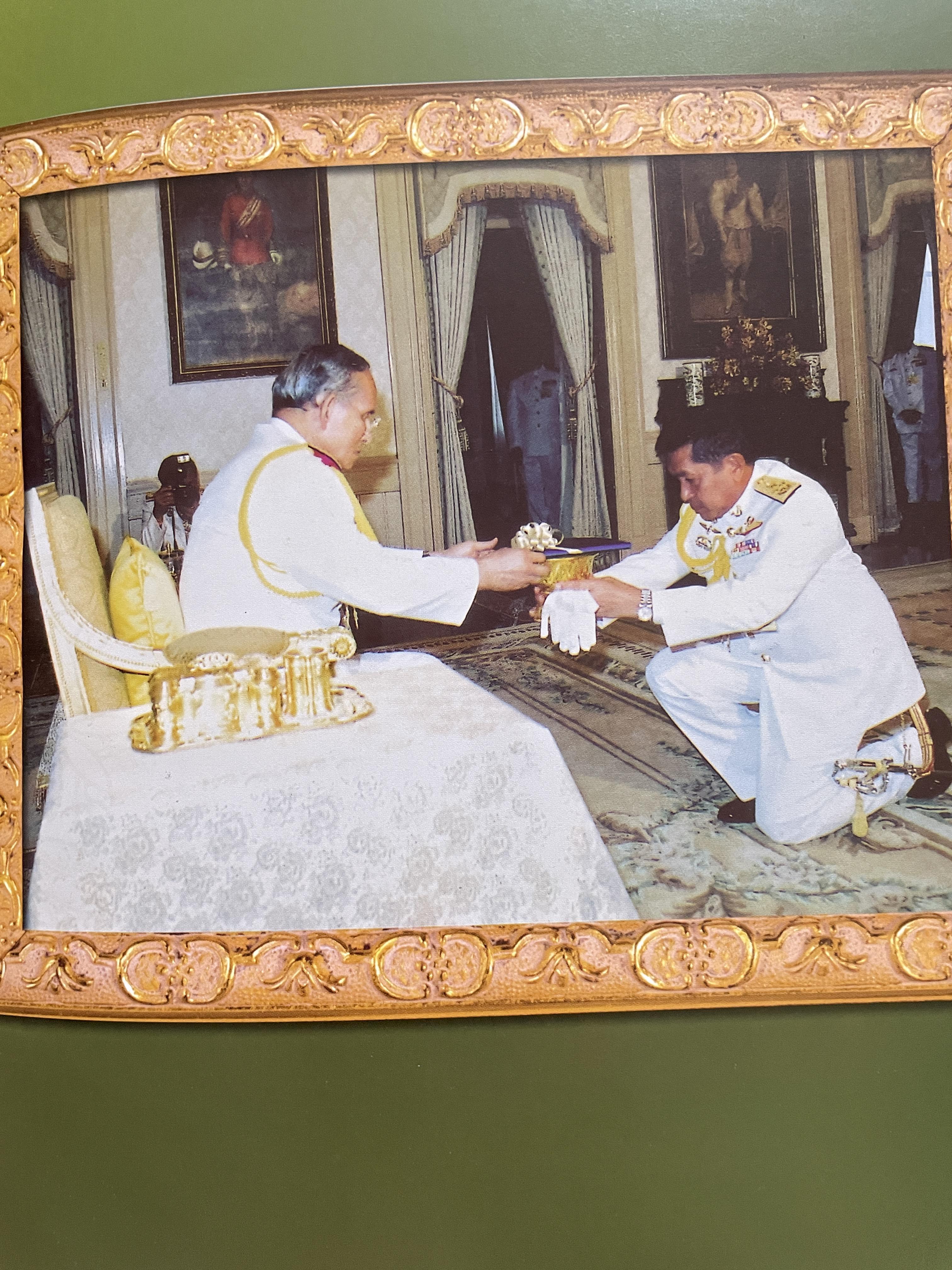 ขีวิตและผลงาน พลเอก สนธิ บุญยรัตกลิน ผู้บัญชาการทหารบก(และหัวหน้าคณะปฎิรูปการปกครองในระบอบประชาธิปไตยอันมีพระมหากษัตริย์เป็นประมุข และคำสั่งทั้งหมดของคณะปฎิรูปการปกครอง ฯ) 5 กก.