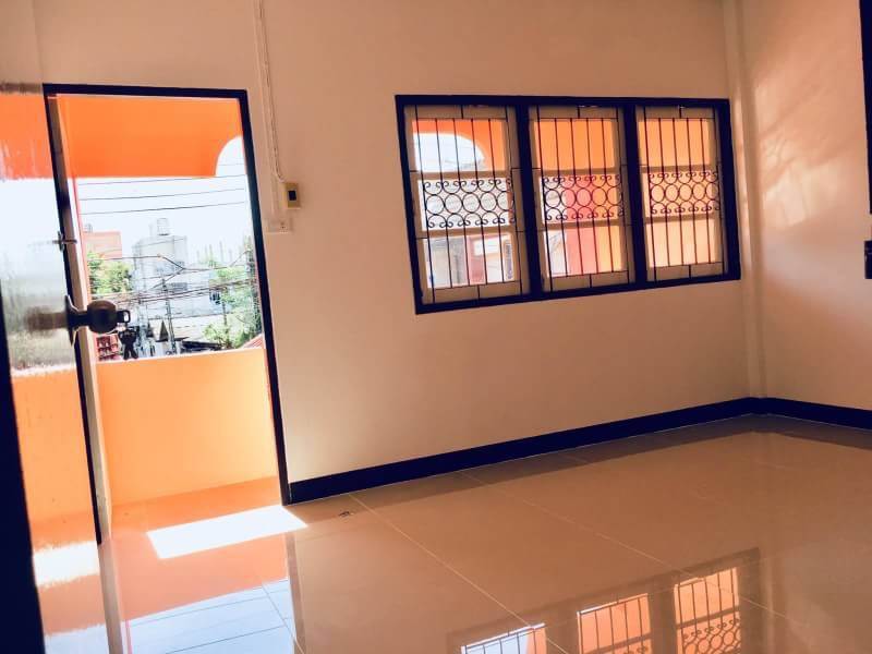 บ้านหลังตลาดปากเกร็ด ทาวน์เฮ้าส์ 2 ชั้น ตัวบ้านลมพัดผ่านดีมาก พื้นที่ 16 ตรว. 2 ห้องนอน 2 ห้องน้ำ 1 ห้องครัวเคาเตอร์ซิงค์ 1 โรงรถ 1 จอด ระเบียง หน้า-หลัง