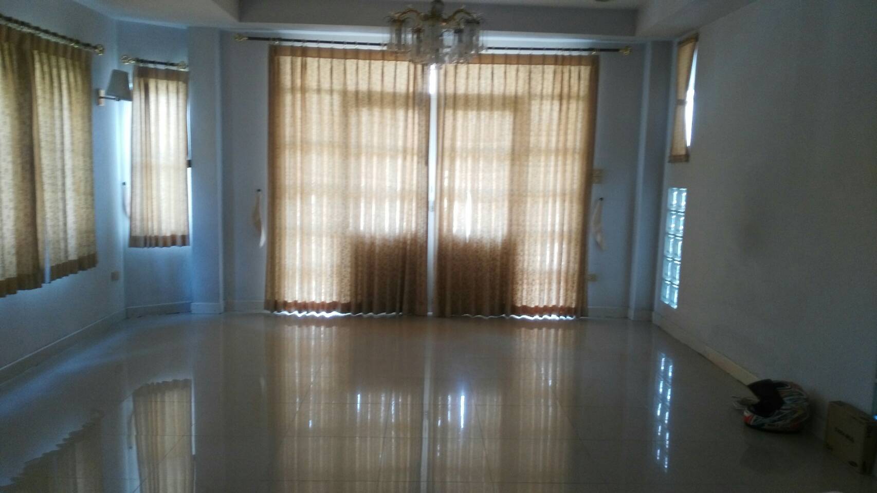 หมู่บ้านศิลปการพาร์ค1-บ้านกล้วย 61.6 ตร.ว.หน้าบ้านไม่ชนใคร เป็นส่วนตัว ติดสวนบรรยากาศดี 3นอน 3น้ำ 1ห้องครัว 1ห้องรับแขก 1ที่จอดรถ ห่างจากถนน กาญจนาภิเษก 2 กม. ใกล้รถไฟฟ้าสายสีม่วง
