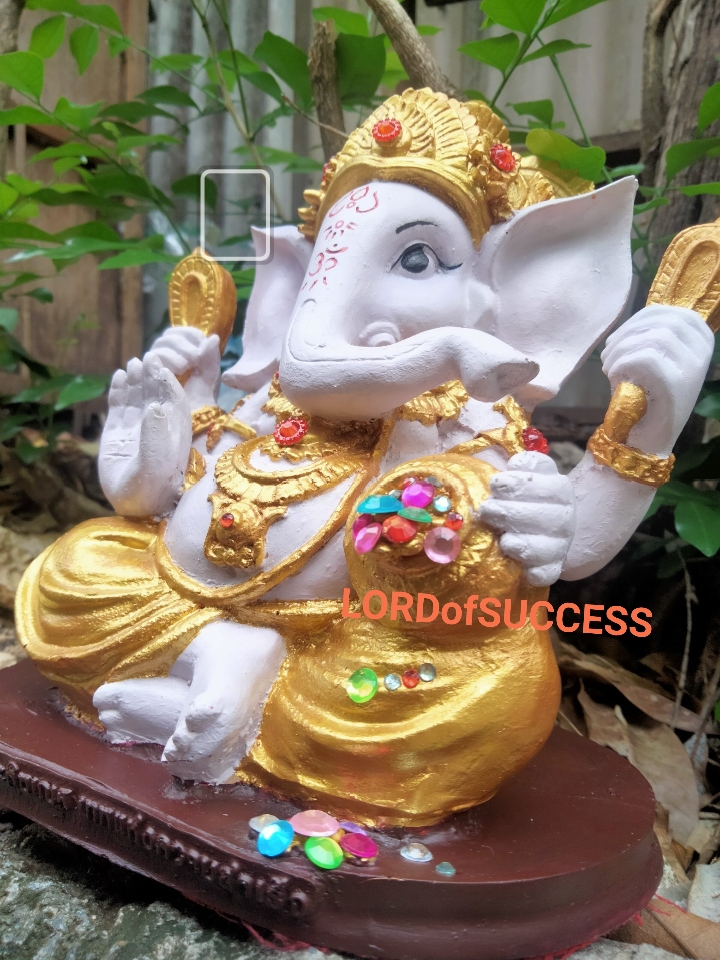พระพิฆเนศ ปางรีนาโมจัน ปางปลดหนี้สร้างทรัพย์ หูใหญ่งวงใหญ่เรียกทรัพย์มหาศาลองค์สีม่วงอ่อน ทรงเครื่องสีทอง