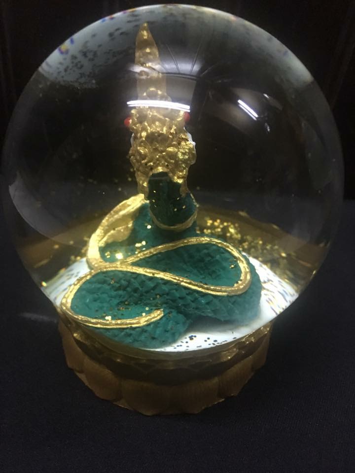 พญานาคในลูกแก้วพร้อมผงทอง