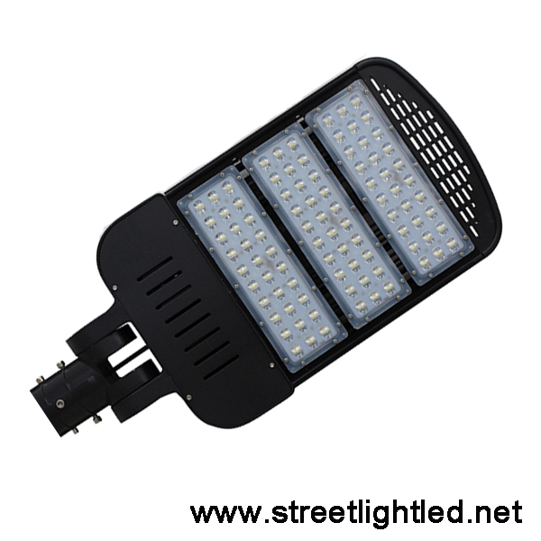 โคมไฟถนน LED IWACHI Streetlight 90w (แสงส้ม)