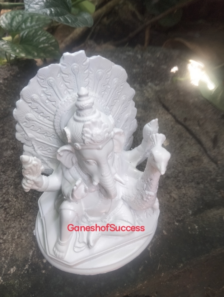 พระพิฆเนศประทับคู่นกยูง สีขาวล้วน เสริมความสำเร็จด้านความรัก สำเนา