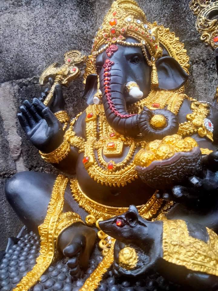 พระพิฆเนศองค์ดำ อภิมหาเศรษฐี ปางราหู ***ลงสีทองเครื่องทรงเต็มองค์ พร้อมประดับเพชรพลอย