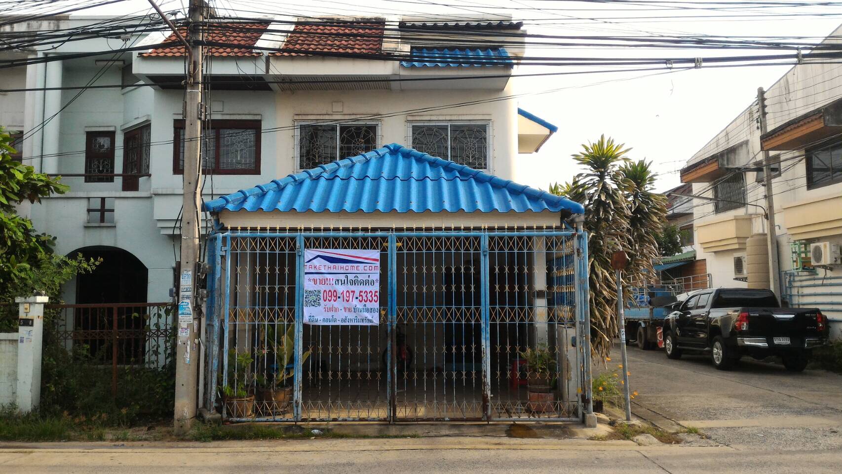หมู่บ้านทรัพย์กานดา อำเภอเมืองปทุมธานี ทาวน์เฮาส์ 2 ชั้น เนื้อที่ 25 ตรว. 2 ห้องนอน 2 ห้องนํ้า *** ห้องมุม ทำเลค้าขายได้ ติถนนหลัก หมู่บ้าน *** ห่างถนนใหญ่เพียง 100 เมตร