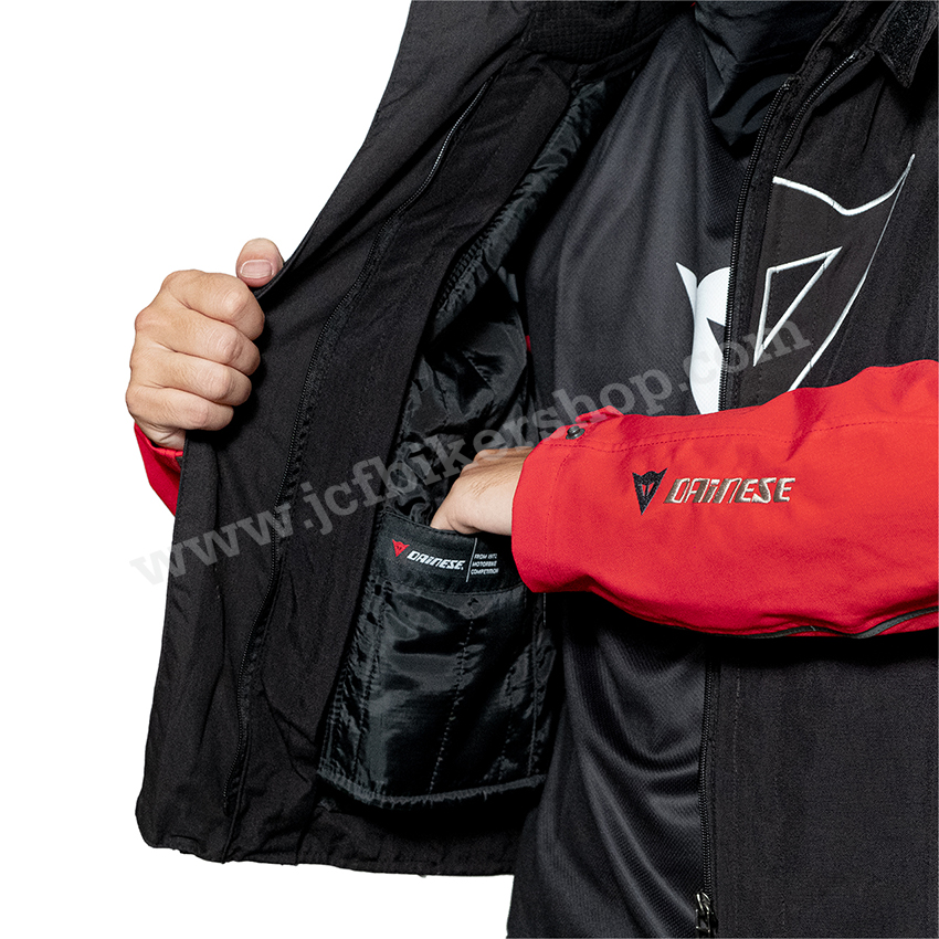 เสื้อการ์ดมอเตอร์ไซค์ Dainese ผ้าคอร์ดูร่า(CORDORA)น้ำหนักเบาและสามารถกันน้ำได้ในระดับหนึ่ง มีการ์ด 5 จุด