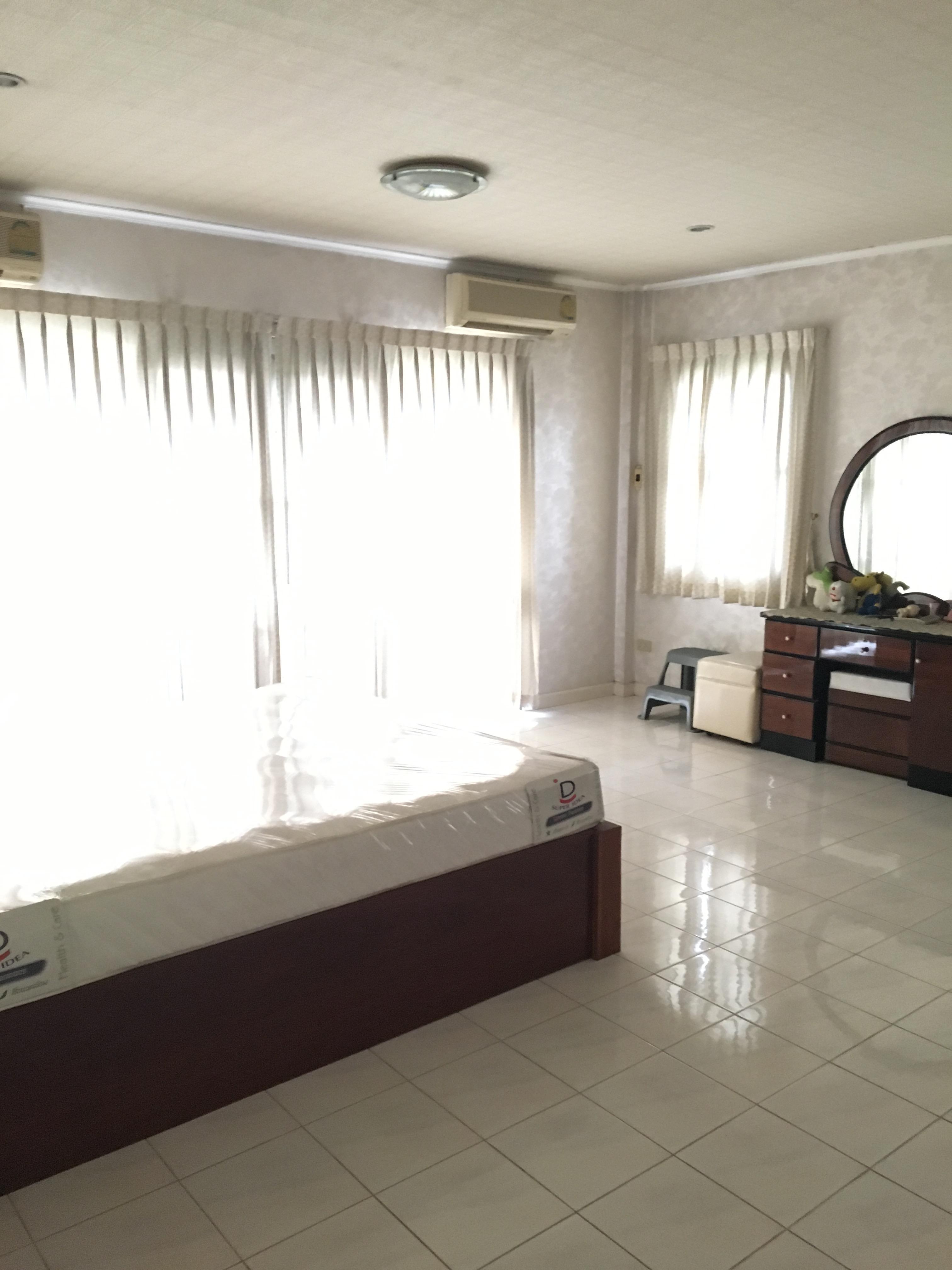 หมู่บ้าน นันทวัน-กาญจนาภิษก 79ตรว. 3นอน3น้ำ 1ห้องรับแขก 1ห้องโถง 1ห้องครัว ที่จอดรถ 2คัน โครงการติดถนนกาญจนภิเษก ระบบรักษาความปลอดภัย 24 ชม.