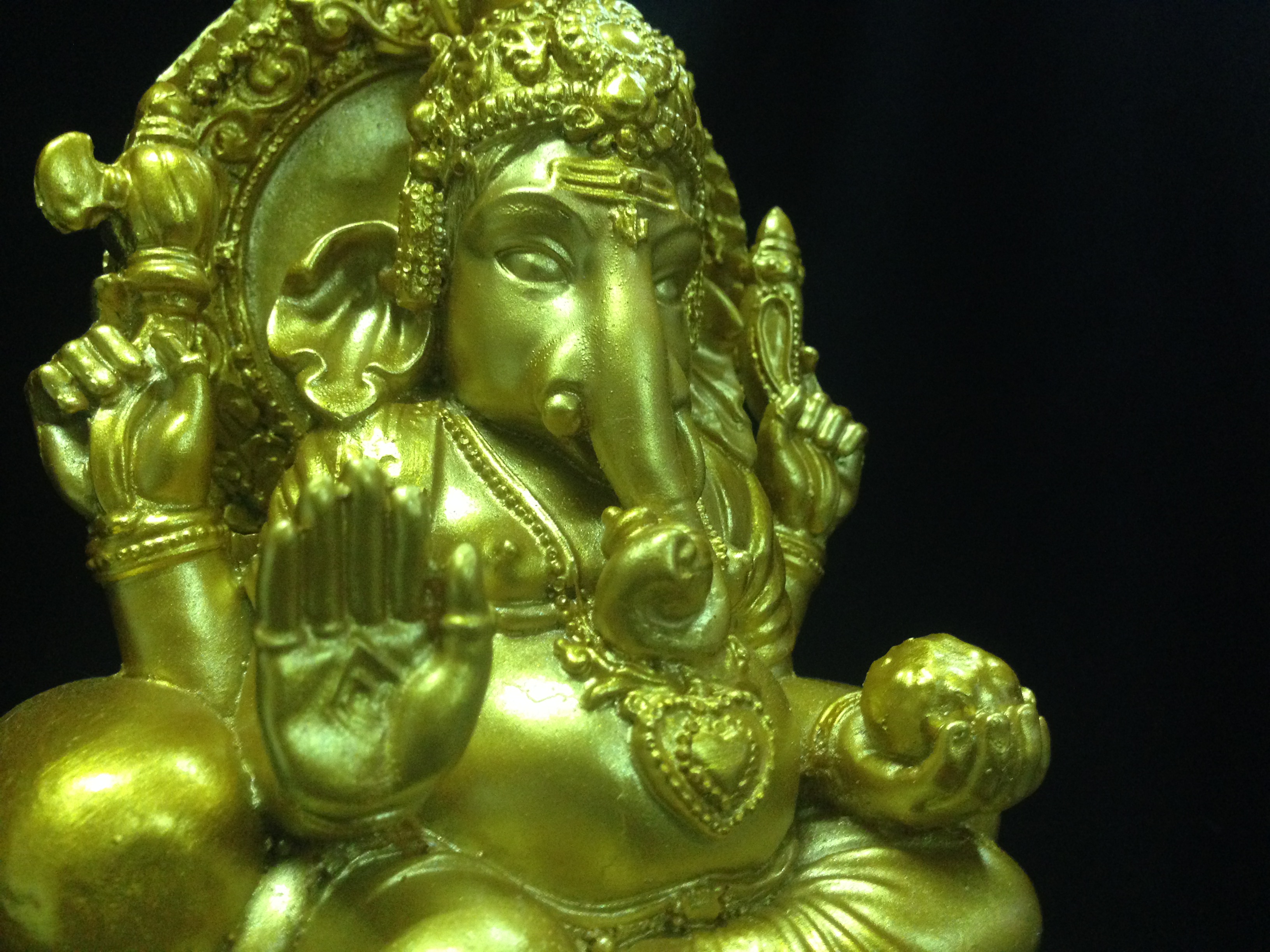 พระพิฆเนศ ปางนั่งบัลลังก์ สีทอง