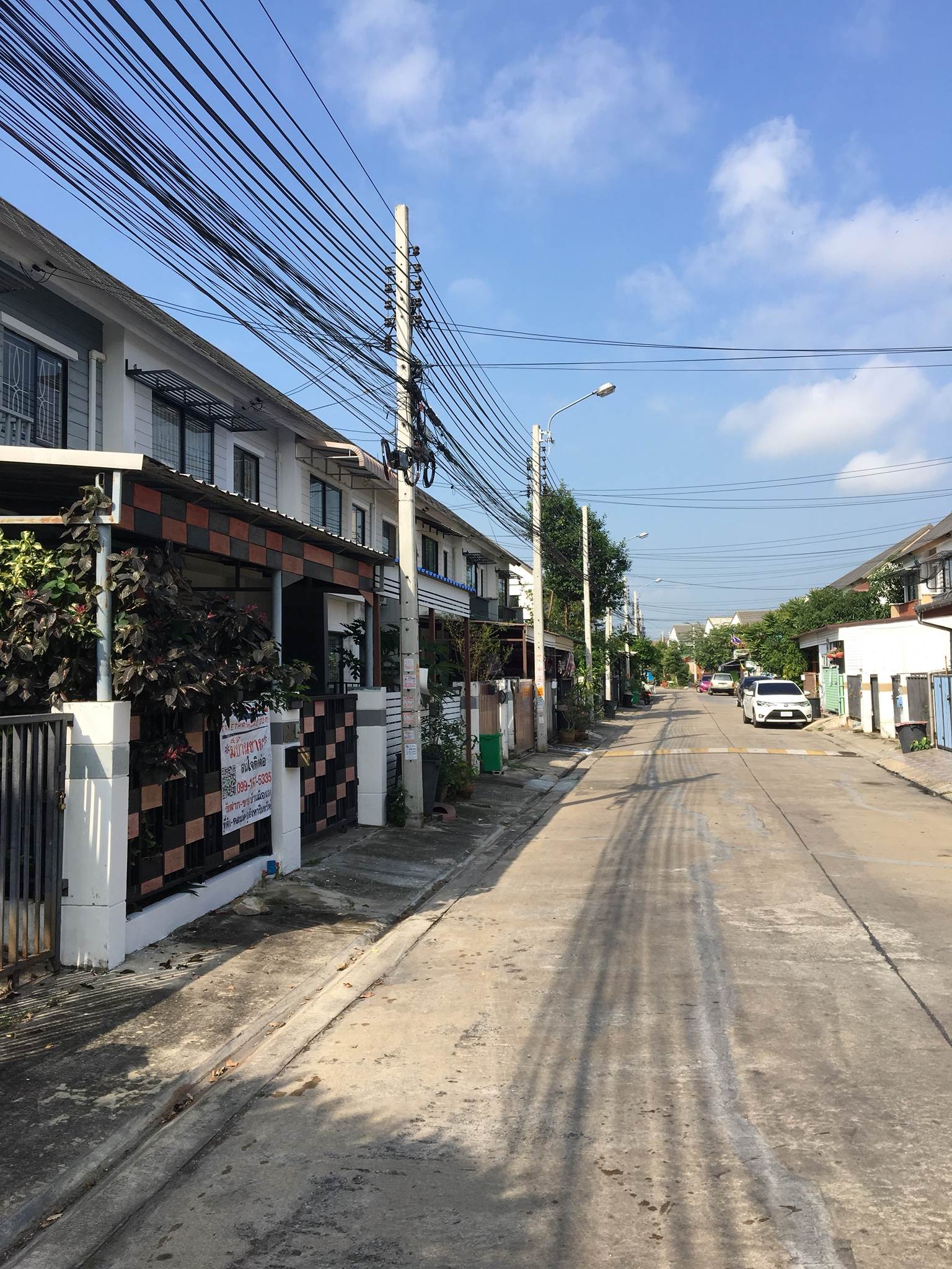 หมู่บ้านพฤกษา 54 บางใหญ่-เซ็นทรัลเวสท์เกต ถนนกาญจนาภิเษก (ซ.คลองถนน) หน้ากว้าง 6 เมตร สภาพแวดล้อมดีเยี่ยม เดินทางสะดวก 5นาทีถึง รถไฟฟ้าสายสีม่วงสถานี "ตลาดบางใหญ่" และ สถานี"คลองบางไผ่"