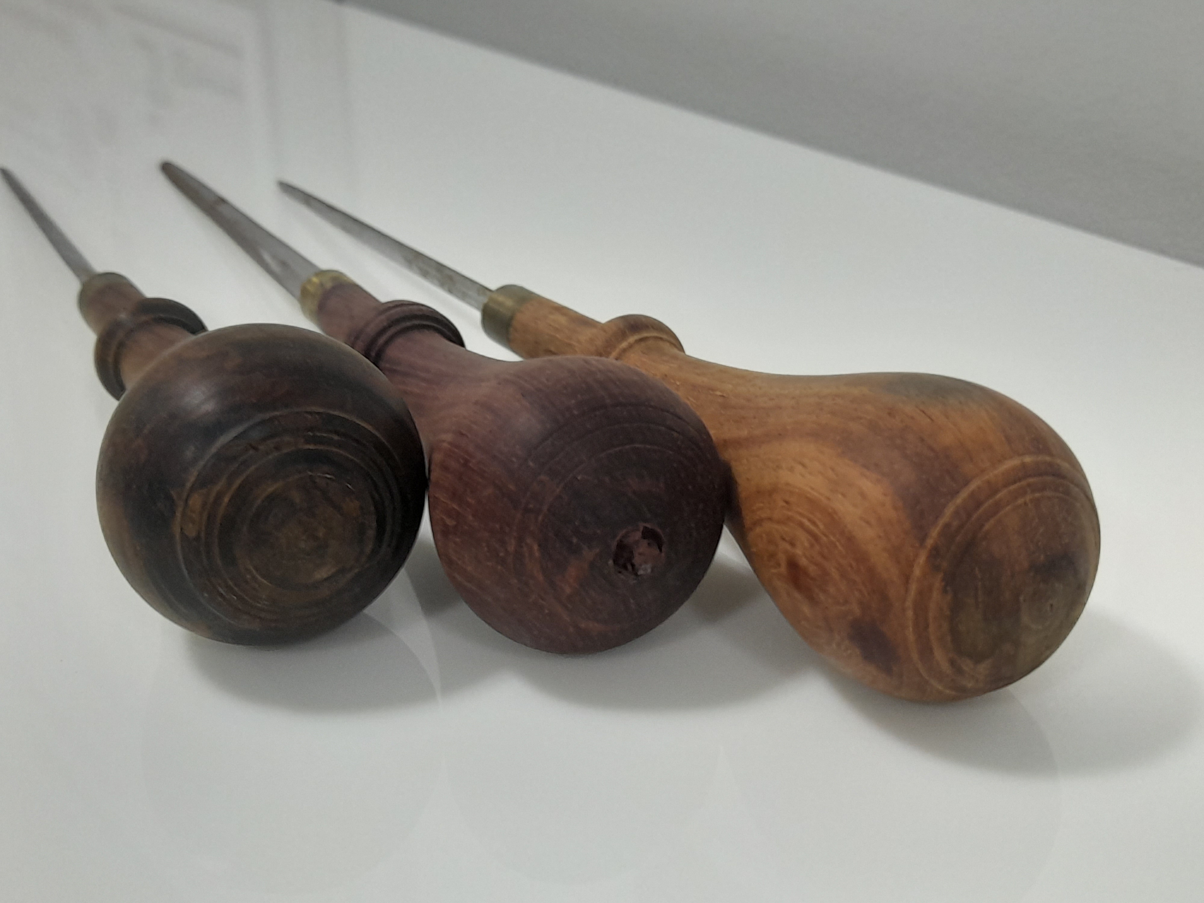 มีดแทงหยวก ผลิตโดยช่างที่มีประสบการณ์กว่า 15 ปี จับถนัด ใบมีดอย่างดี ด้ามไม้ทำจากไม้แท้ไม่จกตา