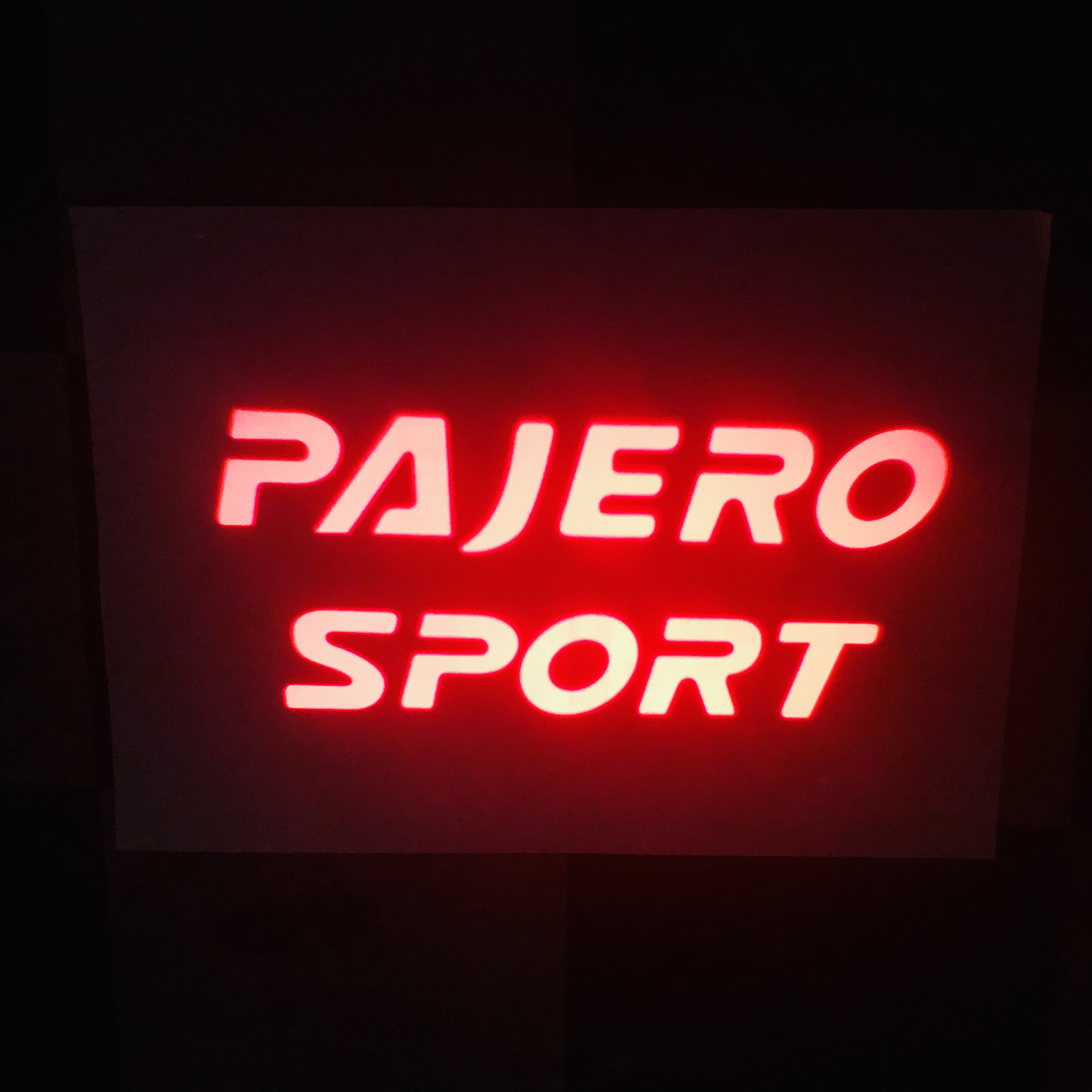 ไฟส่องประตู Pajero Sport (ตัวหนังสือ สีแดง)
