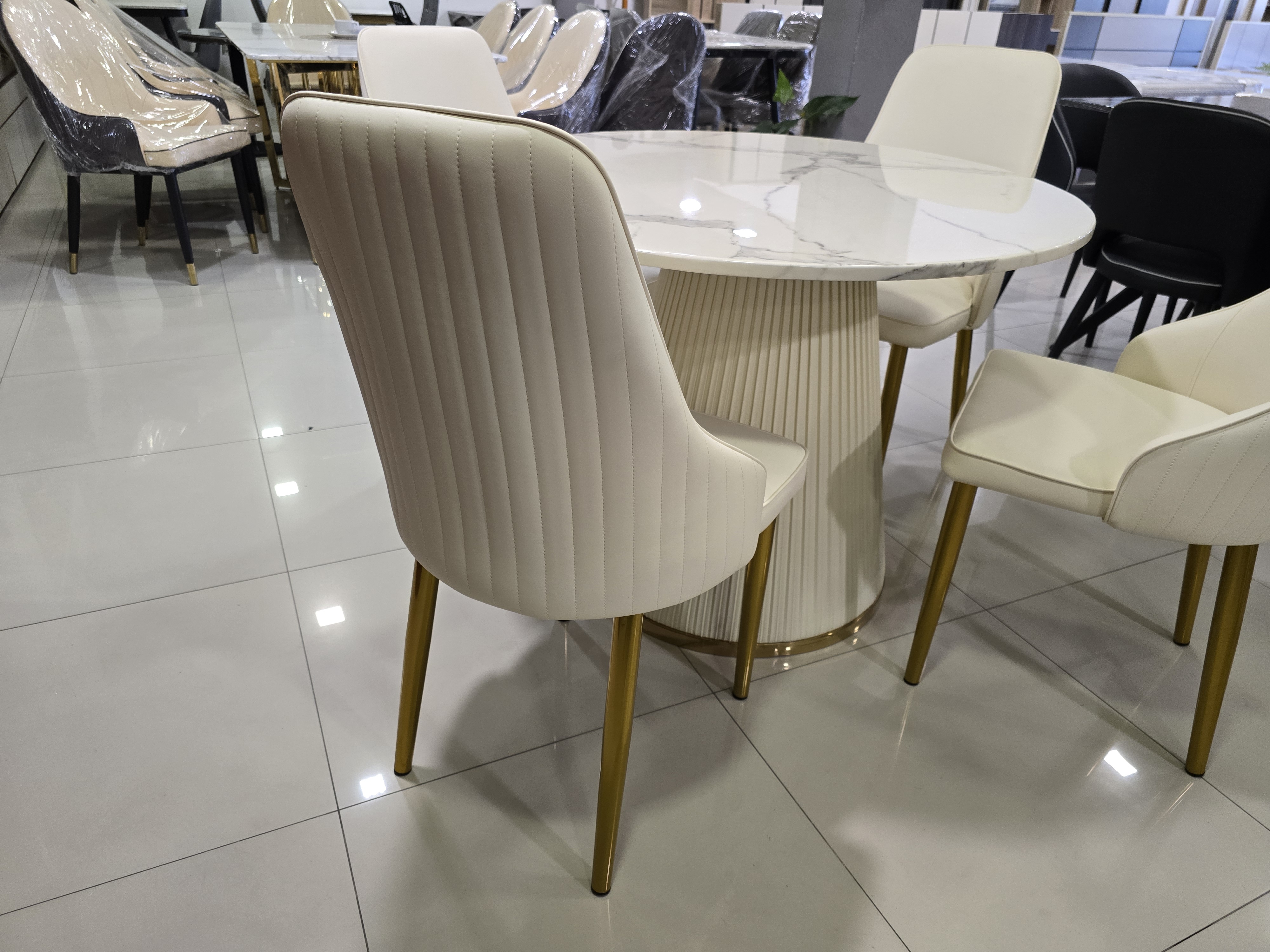 ชุดโต๊ะกินข้าว 4 ที่นั่ง รุ่น Kiwi โต๊ะกลม