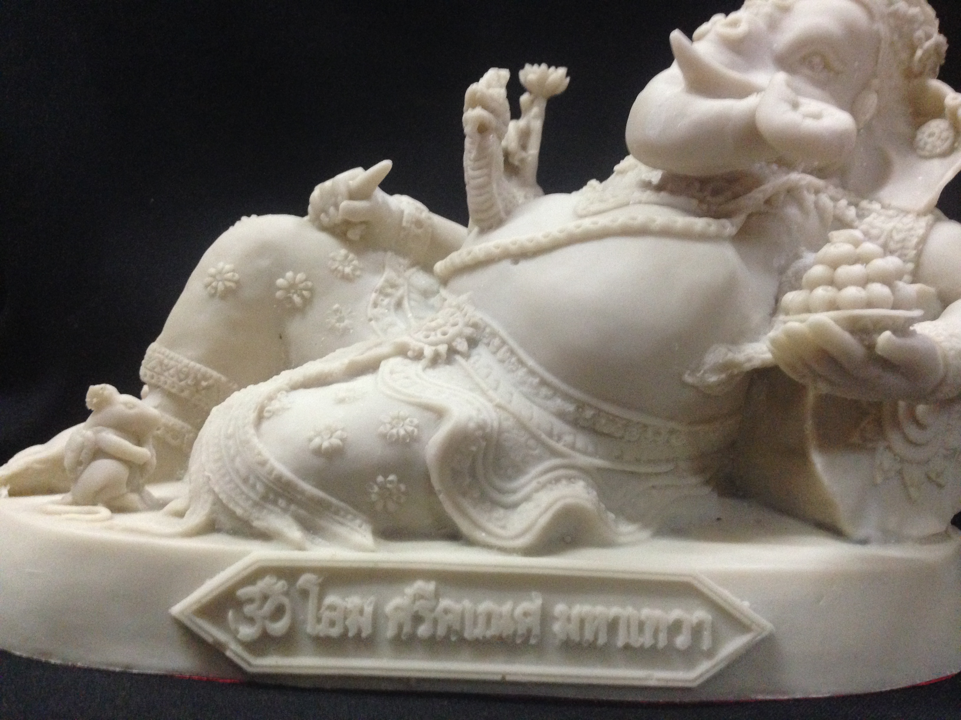 พระพิฆเนศปางนอนเสวยสุข 4 กร เนื้อเรซิ่น สีขาวล้วน