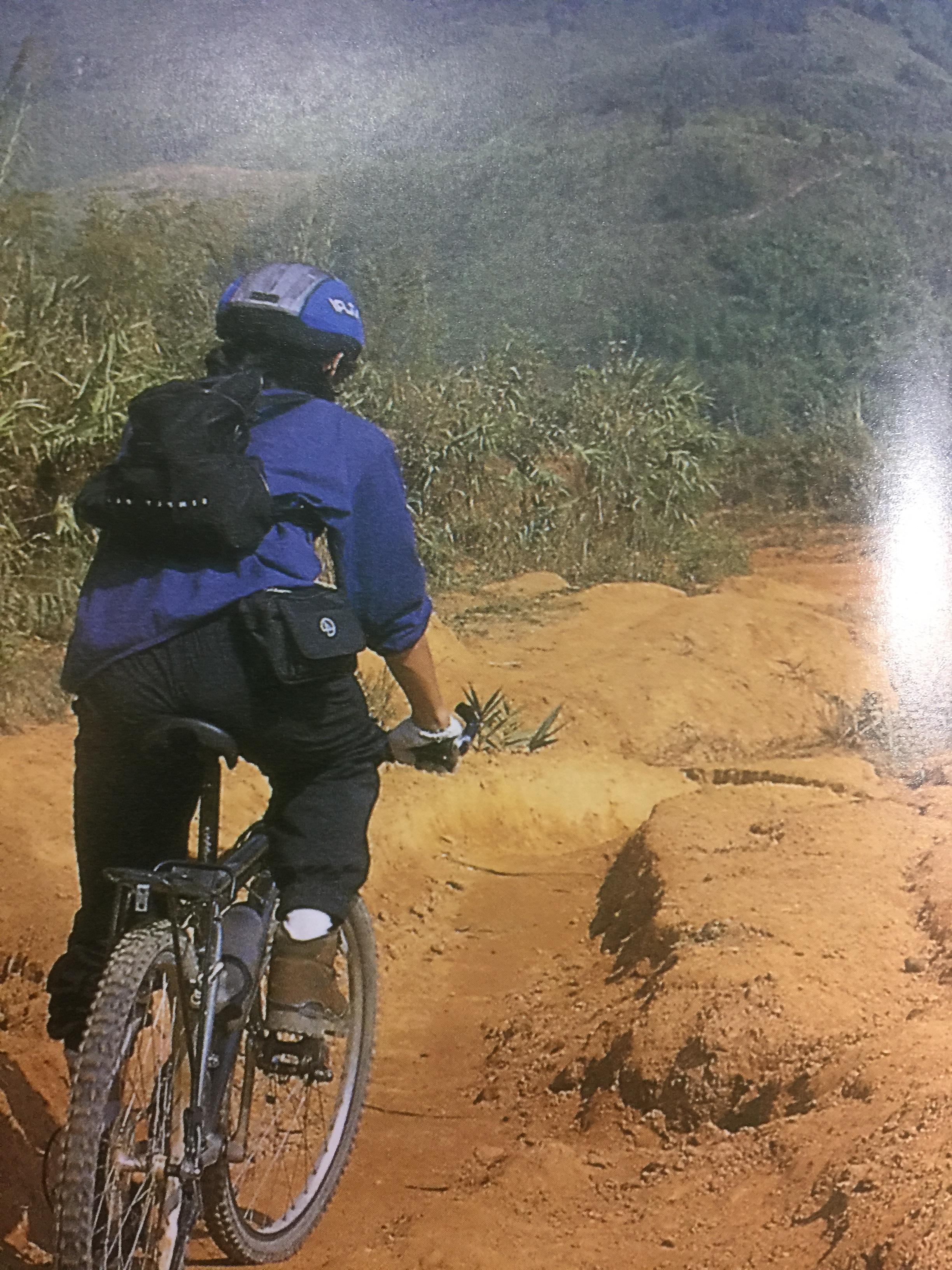 เสือภูเขา แรมทาง. บนเส้นทางปั่นจักรยานเที่ยวทั่วไทย ผู้เขียน อภินันท์ บัวหภักดี. 800 กรัม