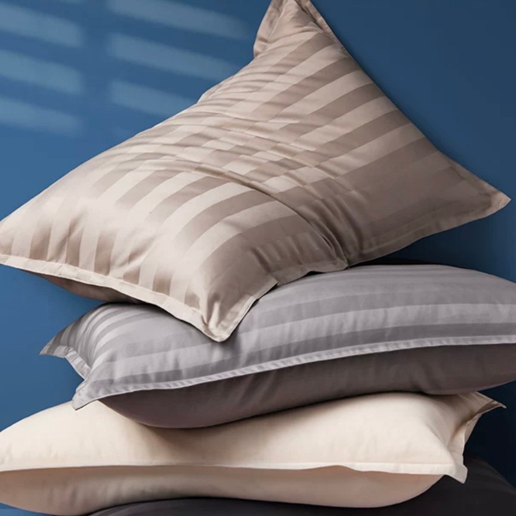 หมอน หมอนหนุนหัว ขนาด 19*29 นิ้ว สีพื้นลายริ้ว คละสี หนัก 600 กรัม ใบละ 70 บ. ขั้นต่ำ 25 ใบ