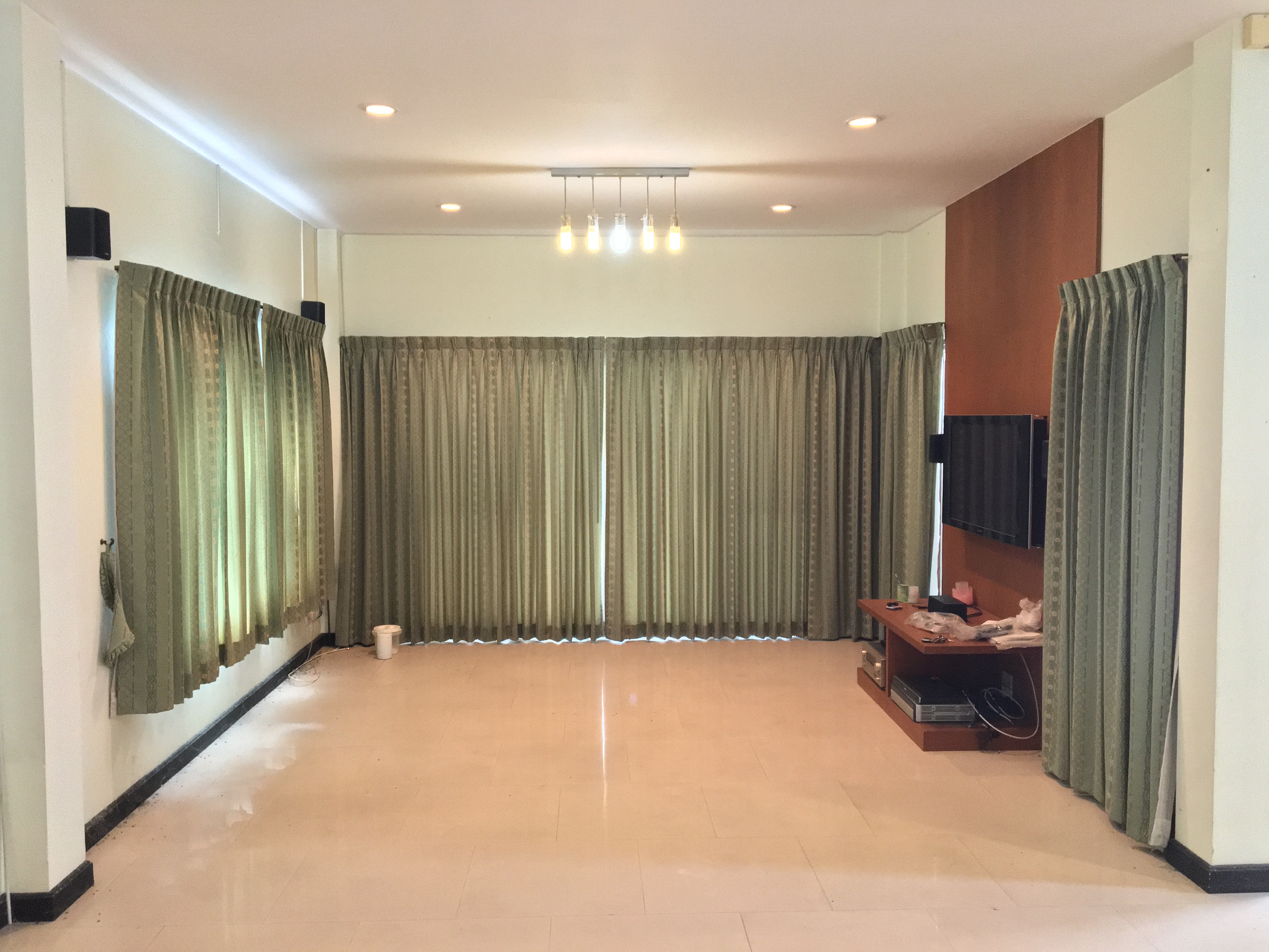 หมู่บ้านกฤษณา พระราม5-กาญจนาภิเษก หลังมุม 79ตรว 3นอน 3น้ำ 1ห้องรับแขก 1ห้องครัวหน้าบ้านไม่ชนใคร จอดรถในบ้านและหน้าบ้านได้หลายคัน โครงการติดถนนกาญจนาภิเษก (แยกวงเวียนพระราม 5 โลตัสบางใหญ่) บ้านกฤษณา ถนนกาญจนาภิเษก ตำบลบางคูเวียง อำเภอบางกรวย จังหวัดนนทบุรี