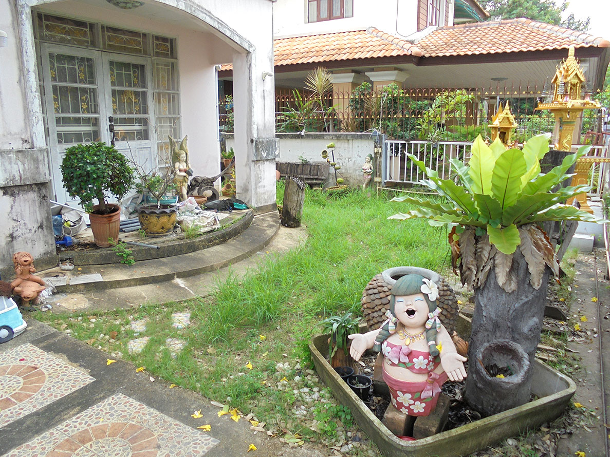 หมู่บ้านศิลปการพาร์ค1-บ้านกล้วย 61.6 ตร.ว.หน้าบ้านไม่ชนใคร เป็นส่วนตัว ติดสวนบรรยากาศดี 3นอน 3น้ำ 1ห้องครัว 1ห้องรับแขก 1ที่จอดรถ ห่างจากถนน กาญจนาภิเษก 2 กม. ใกล้รถไฟฟ้าสายสีม่วง
