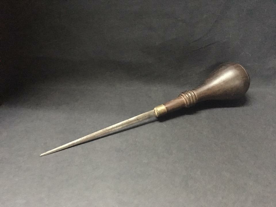 มีดแทงหยวก ผลิตโดยช่างที่มีประสบการณ์กว่า 15 ปี จับถนัด ใบมีดอย่างดี ด้ามไม้ทำจากไม้แท้ไม่จกตา