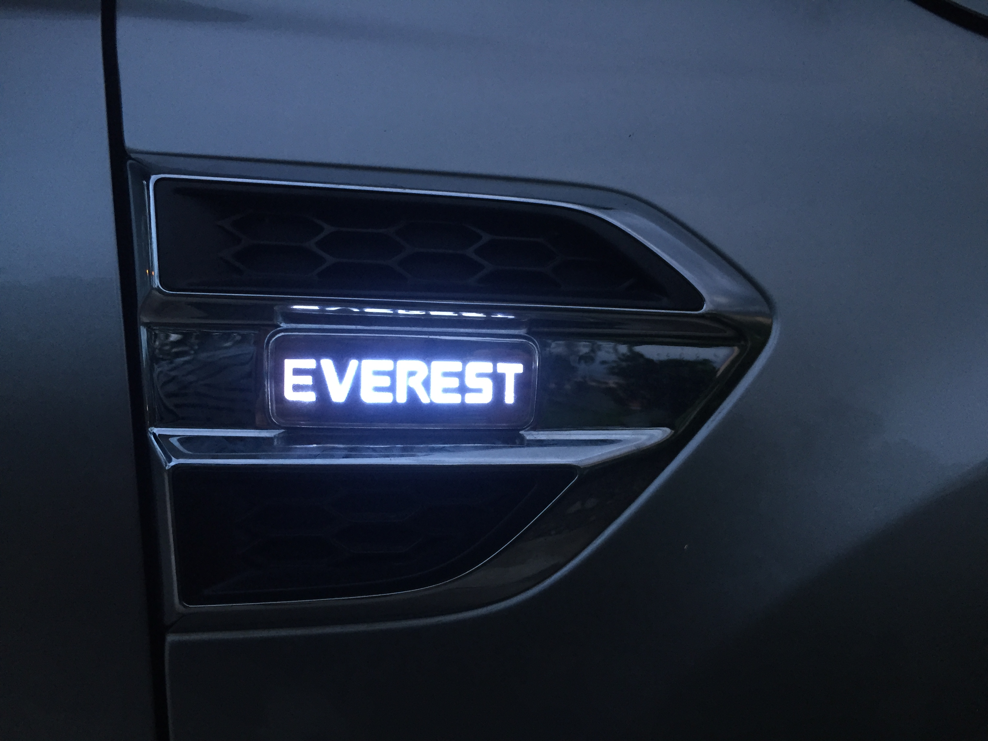 ไฟแก้มข้าง EVEREST
