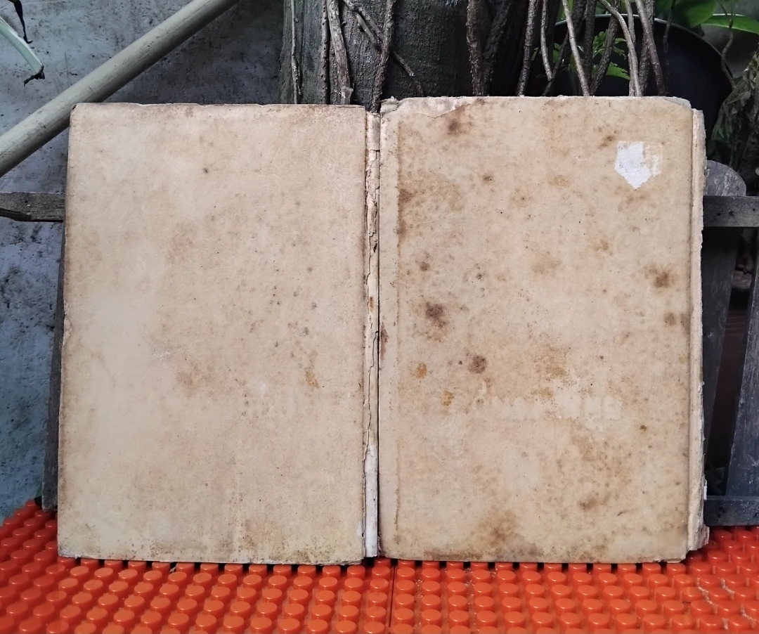 ขุดจากอดีต โดย ยุธิษเฐียร หรือ ยศ วัชรเสถียร สารคดีเล่าเรื่องเก่าในอดีตของไทย สนุกเพลิดเพลินและชวนให้คิดถึง