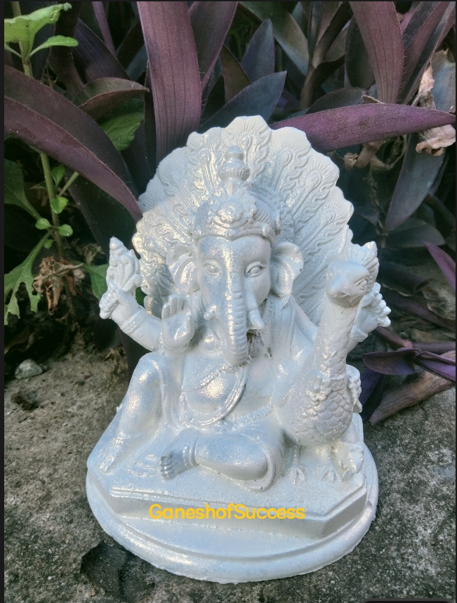 พระพิฆเนศประทับคู่นกยูง สีขาวล้วน เสริมความสำเร็จด้านความรัก สำเนา