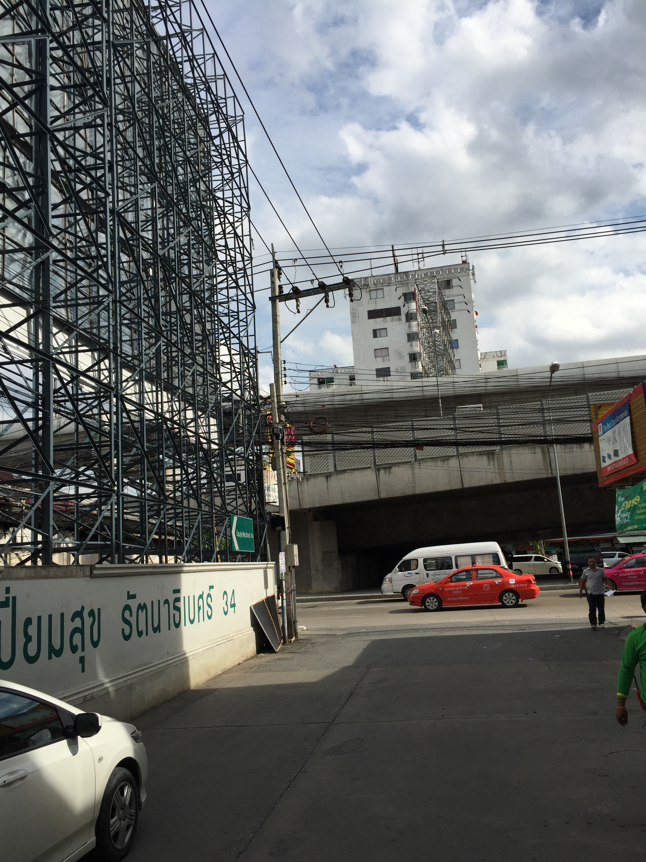 อาคารพาณิชย์ 4ชั้นครึ่ง ซอยรัตนาธิเบศร์34 ใกล้สถานีรถไฟฟ้าสายสีม่วง ห่างจากถนนใหญ่รัตนาธิเบศร์แค่20เมตร